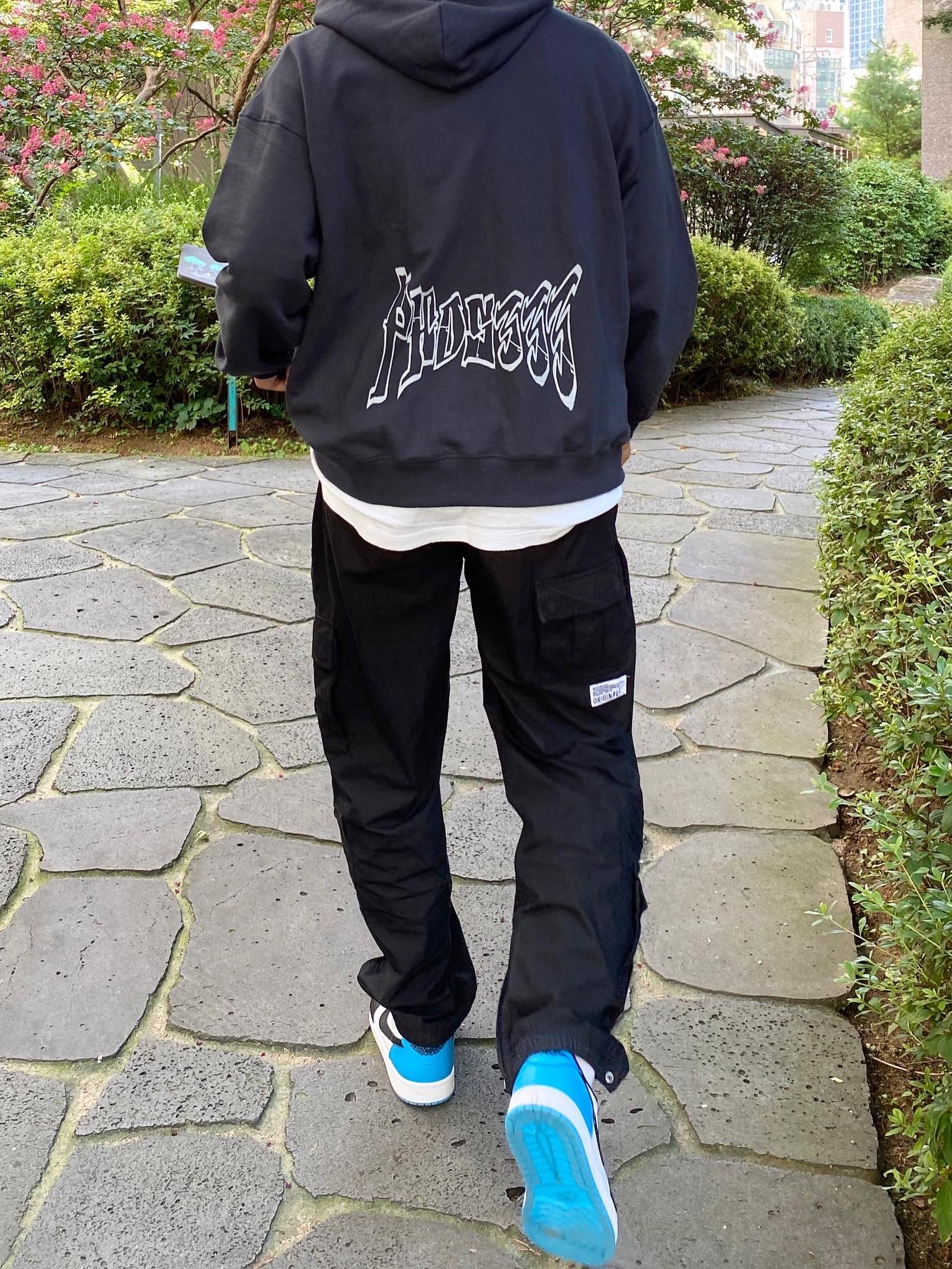 Jordan 1 Retro Low OG Black and Dark Powder Blue 착용 스타일 - 4