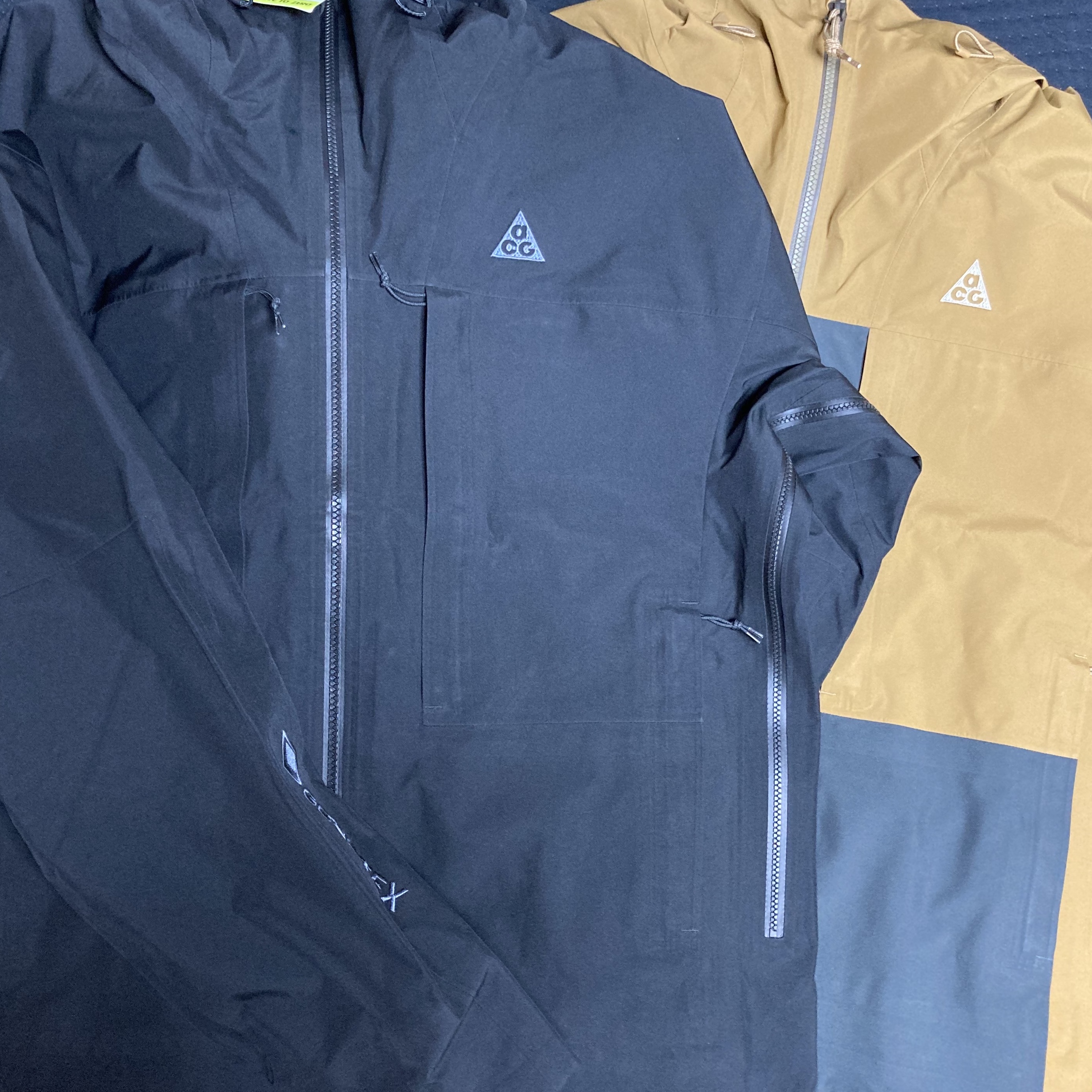 Nike ACG Gore-Tex Misery Ridge Jacket Golden Beige - Asia, Nike ACG Gore-Tex Misery Ridge Jacket Black - US/EU 착용 스타일