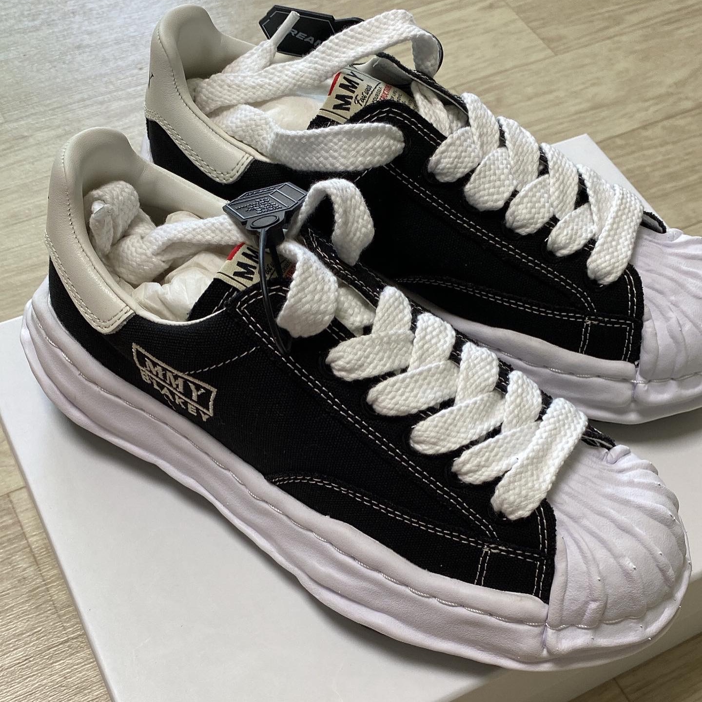 Maison Mihara Yasuhiro Blakey OG Sole Canvas Low-top Sneakers Black White 착용 스타일 - 4