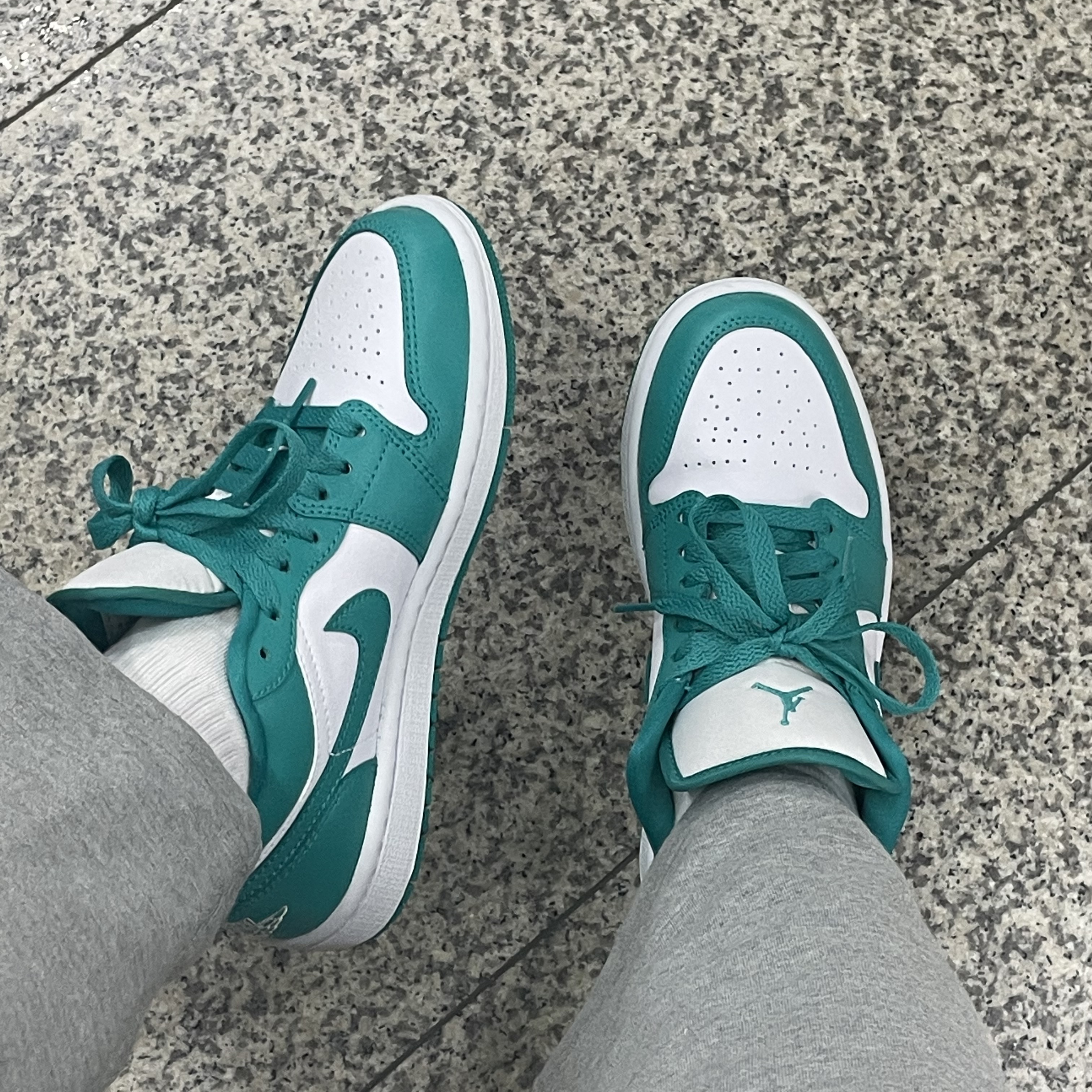 (W) Jordan 1 Low New Emerald 착용 스타일 - 1