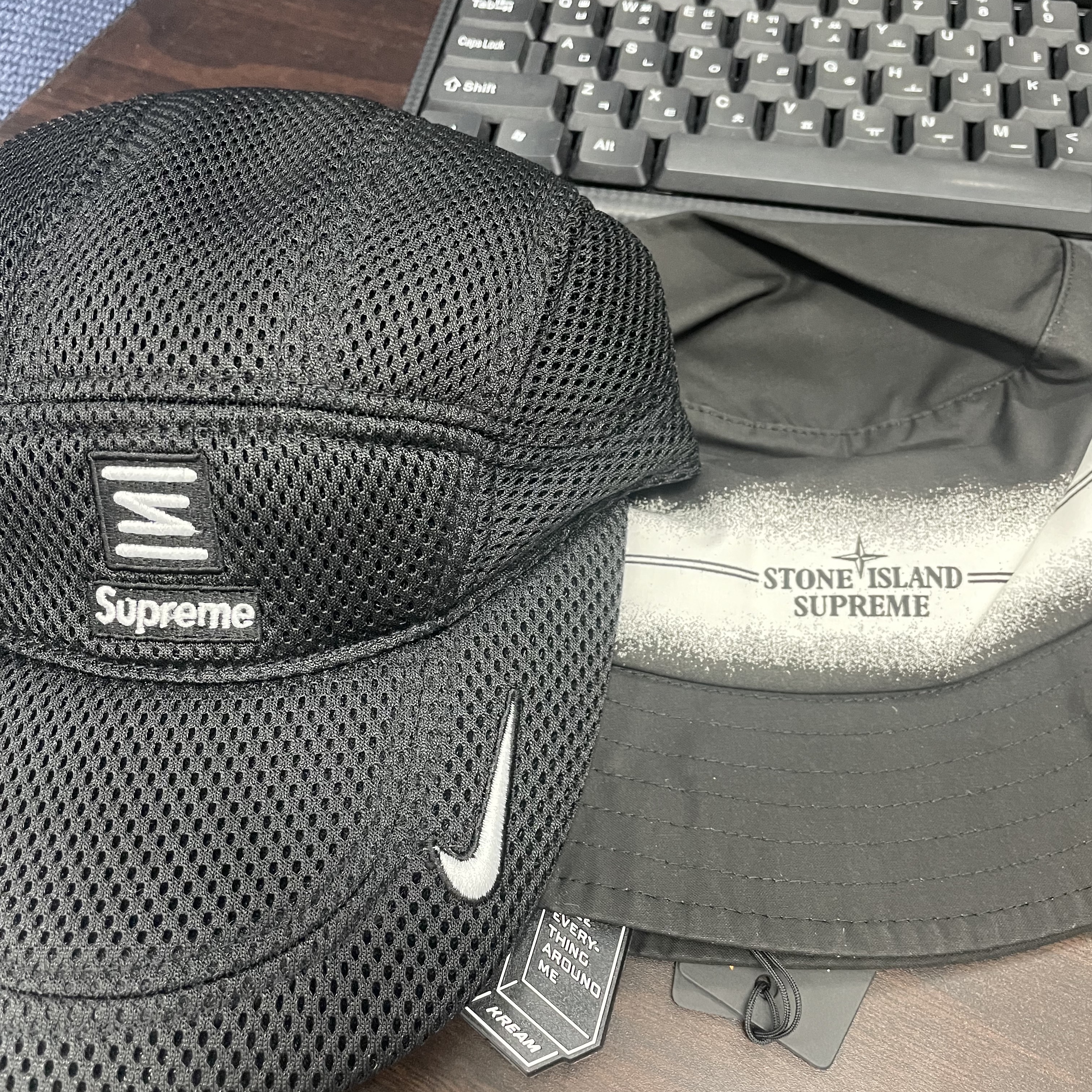 Supreme x Nike Shox Running Hat Black - 22SS, Supreme x Stone Island Stripe Crusher Black - 22SS 착용 스타일