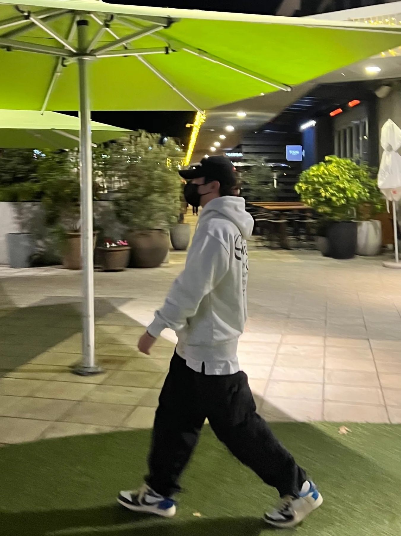 Stussy World Tour Hoodie Ash Heather 2022 착용 스타일 - 2
