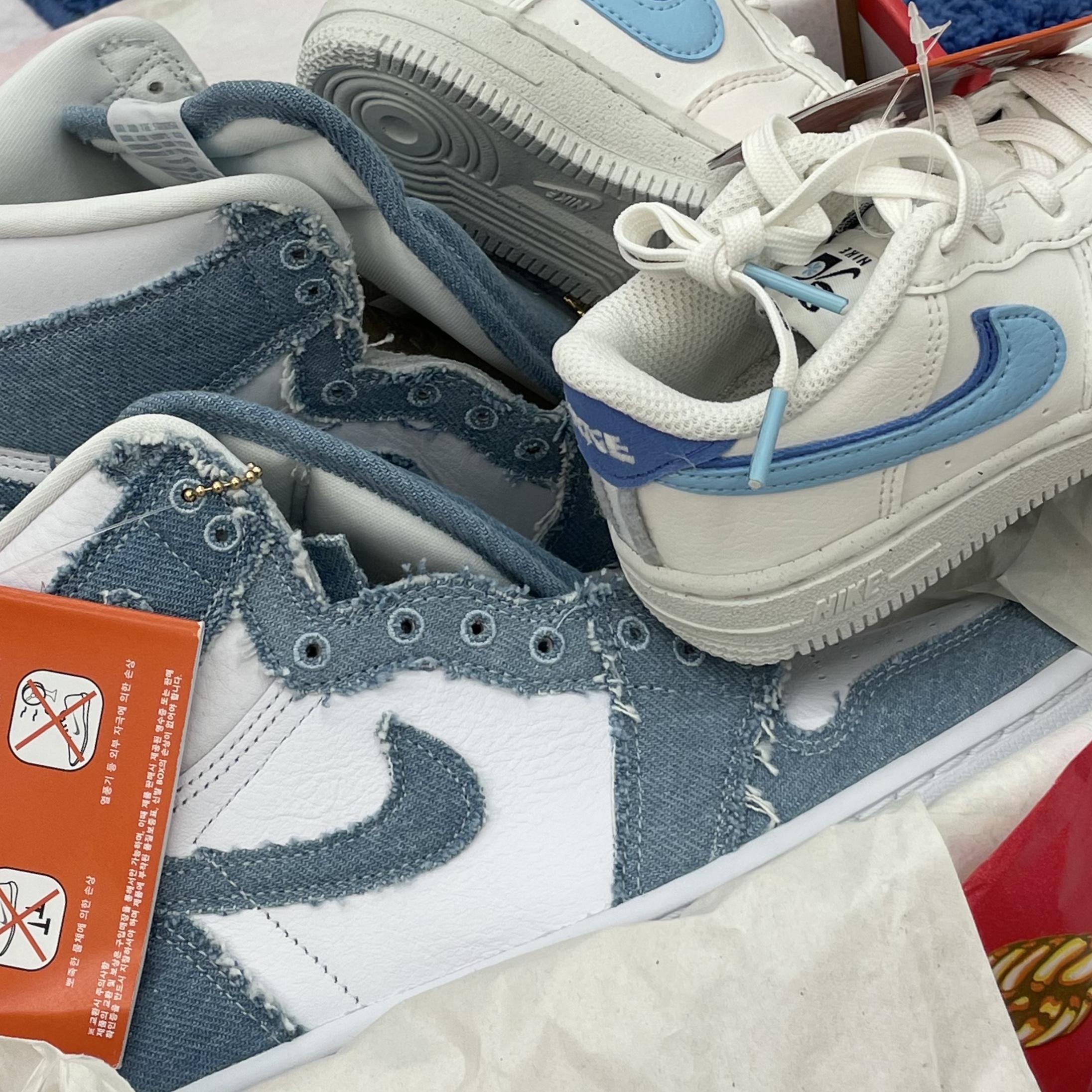 (W) Jordan 1 Retro High OG Denim, (TD) Nike Air Force 1 S50 White Deep Royal 착용 스타일