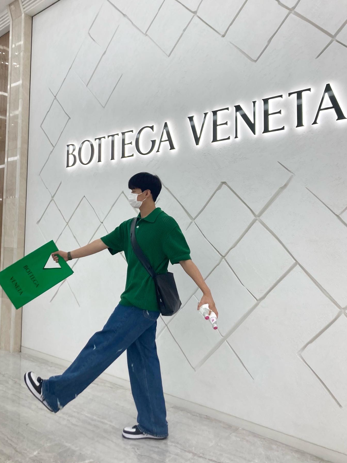 Nike x Stussy Air Force 1 '07 Mid SP Black and Light Bone 착용 스타일 - 2