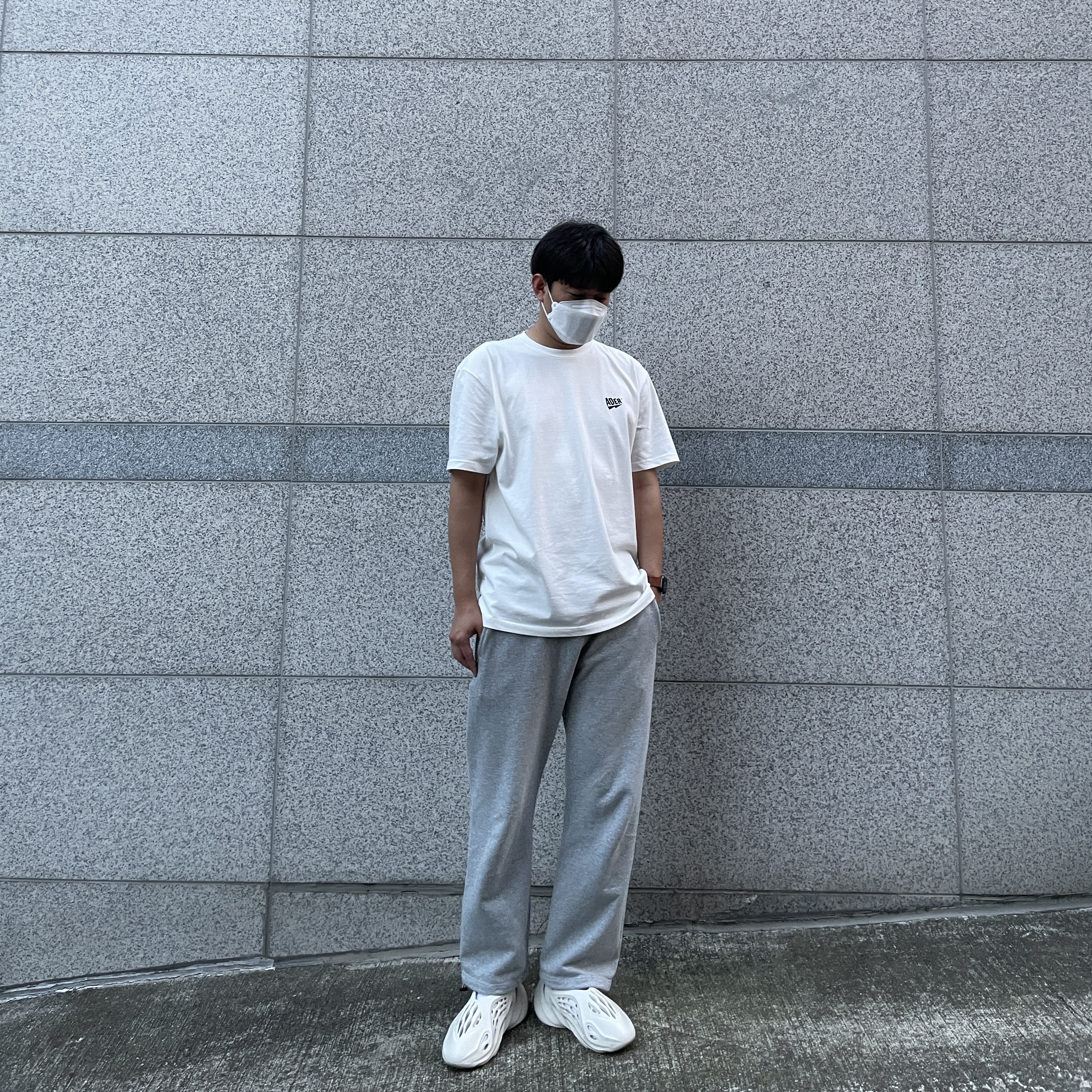 Adidas Yeezy Foam RNNR Ararat 착용 스타일 - 2