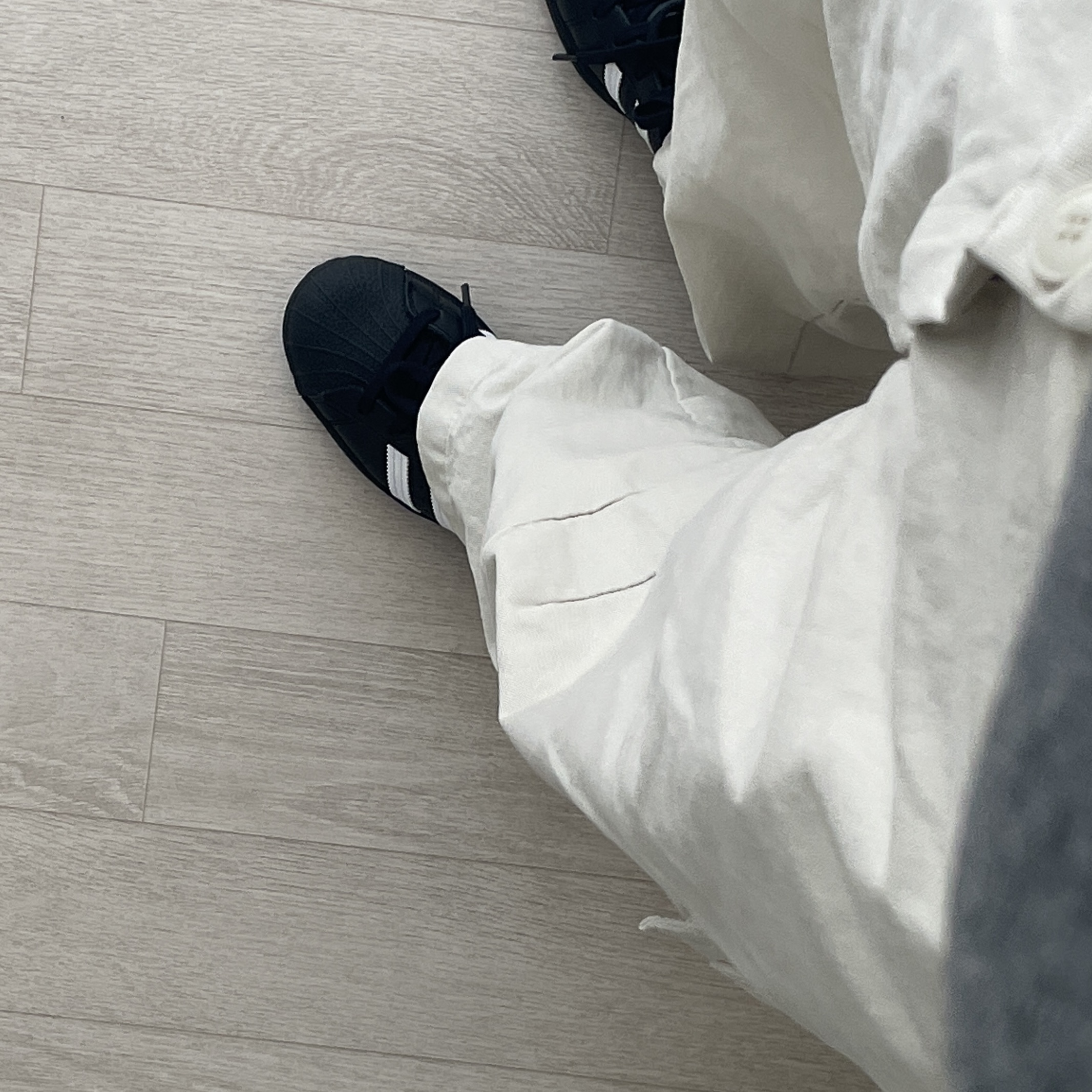 Adidas Superstar Core Black White 착용 스타일 - 1