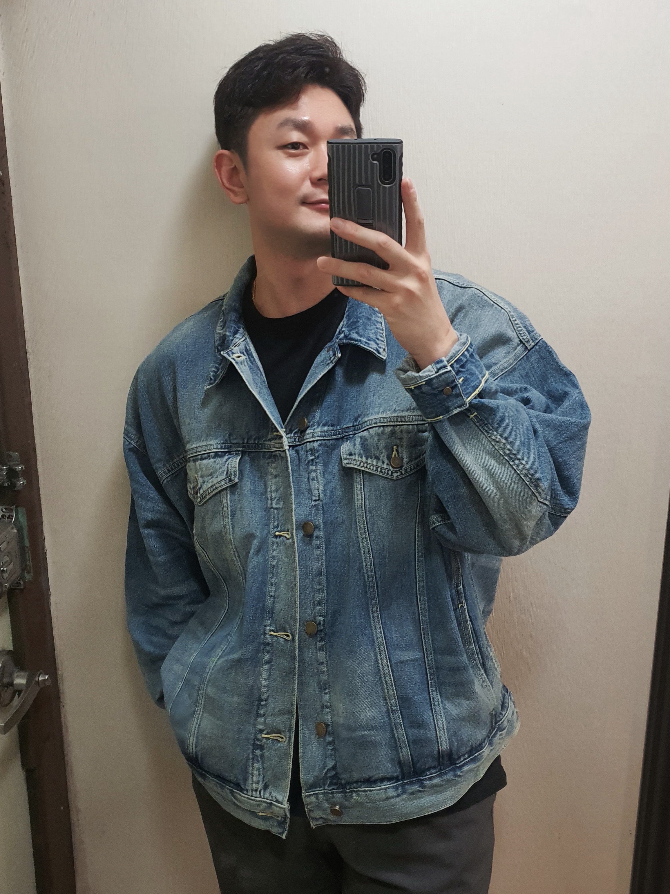 Essentials Trucker Jacket Indigo 착용 스타일 - 1