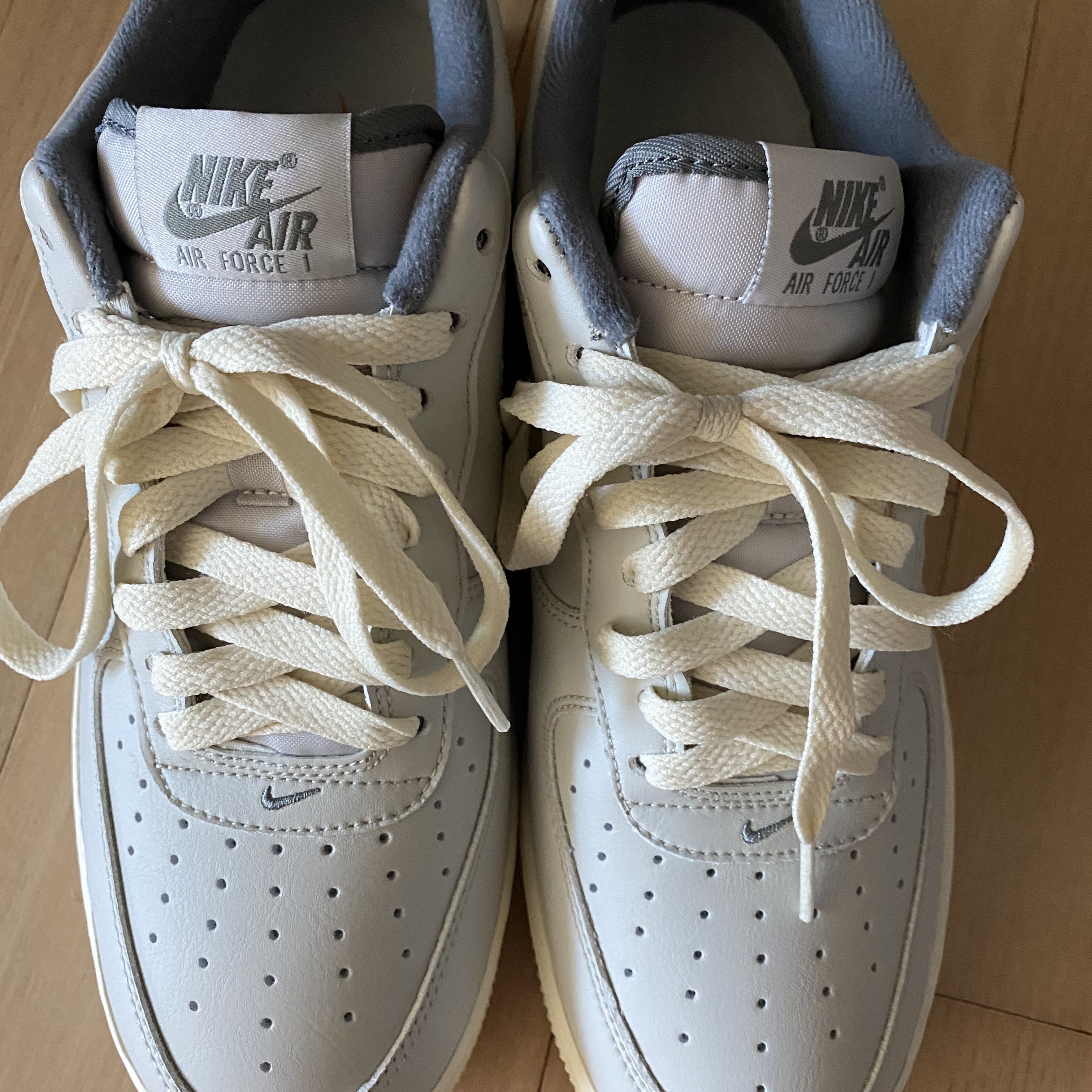Nike Air Force 1 '07 LX Light Bone and Coconut Milk 착용 스타일 - 5