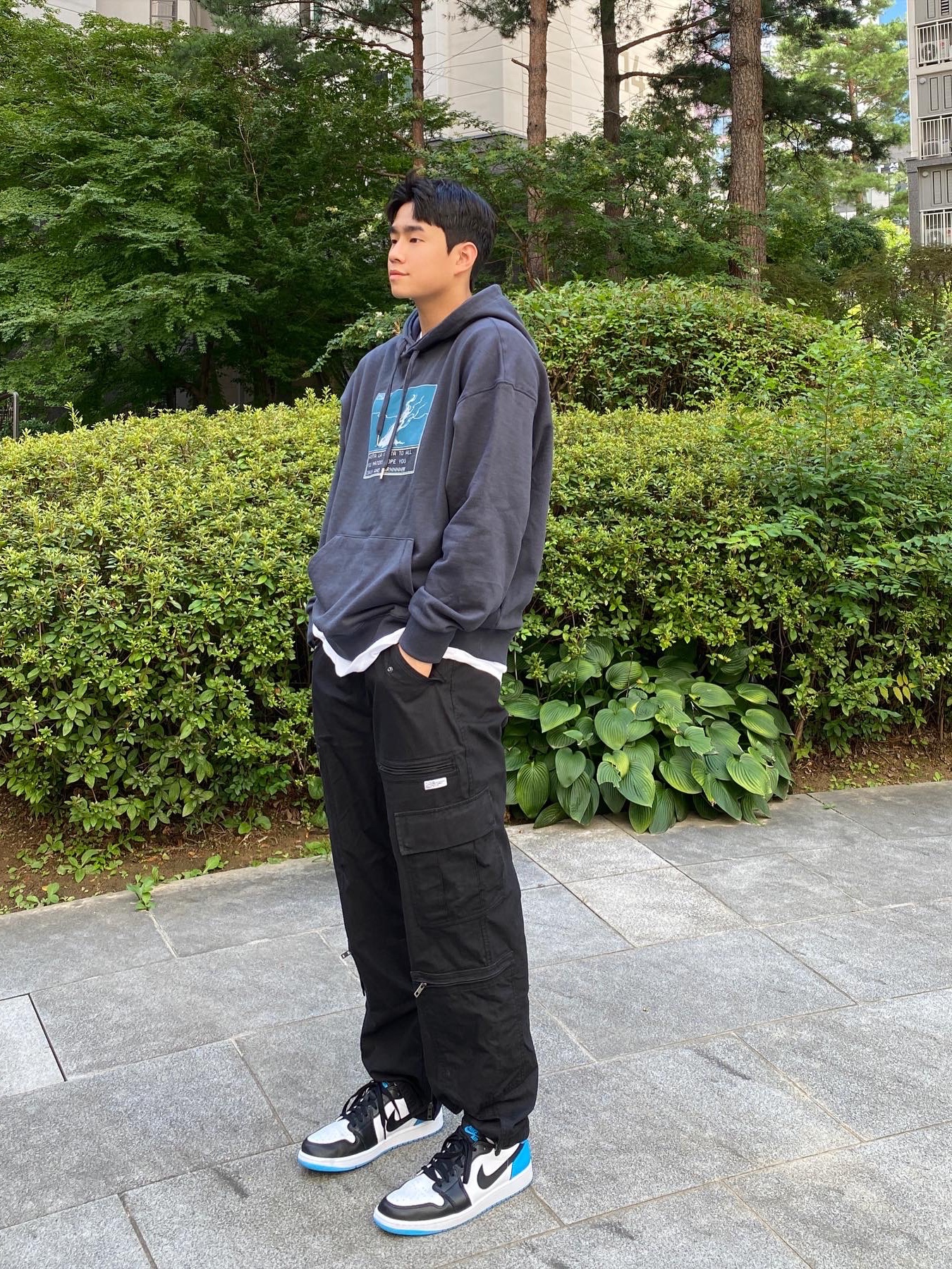 Jordan 1 Retro Low OG Black and Dark Powder Blue 착용 스타일 - 1