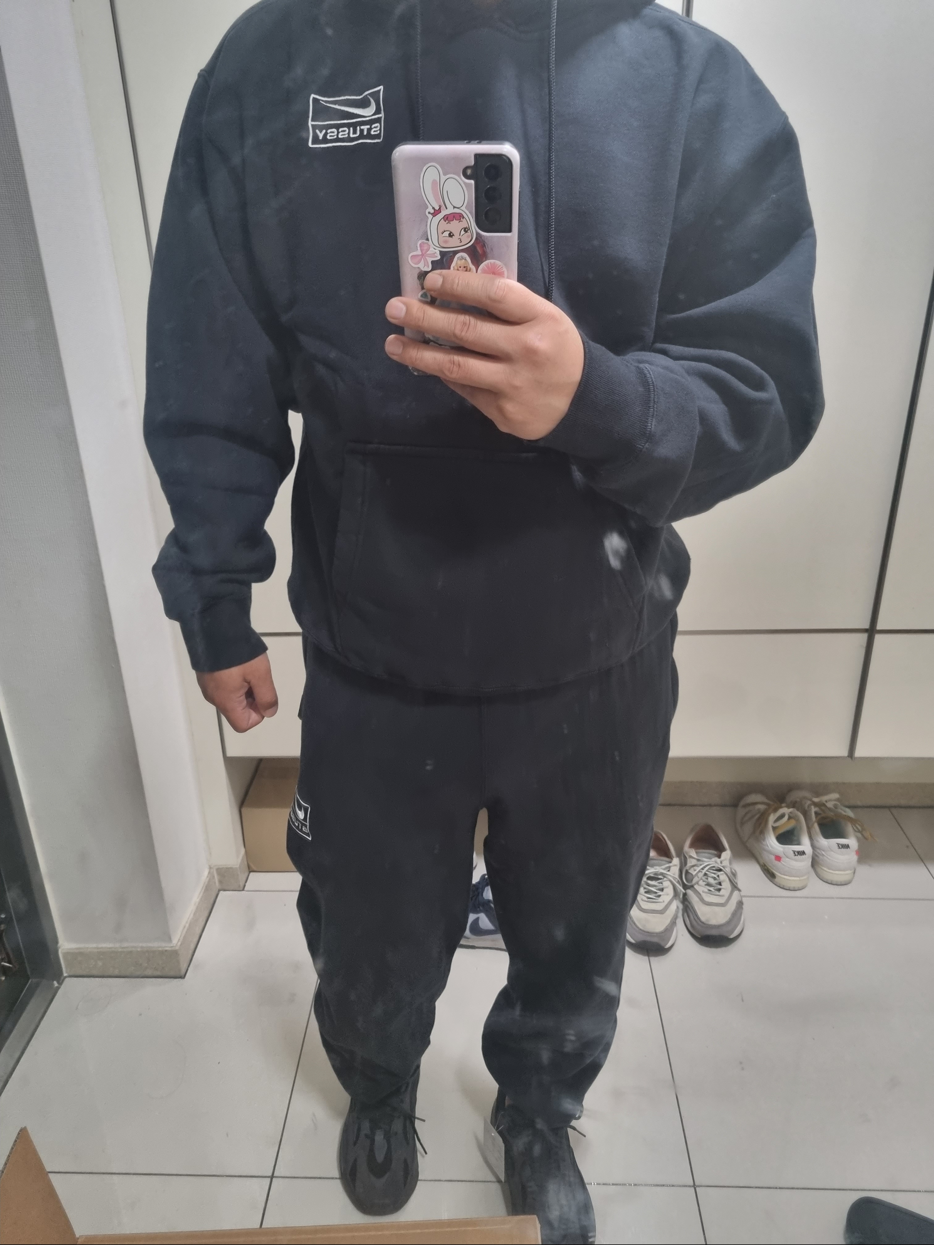 Nike x Stussy NRG RA Washed Pullover Hoodie Black (DN4028-010), Nike x Stussy NRG FL Storm-Fit Pants Black (DO7170-010) 착용 스타일 - 1