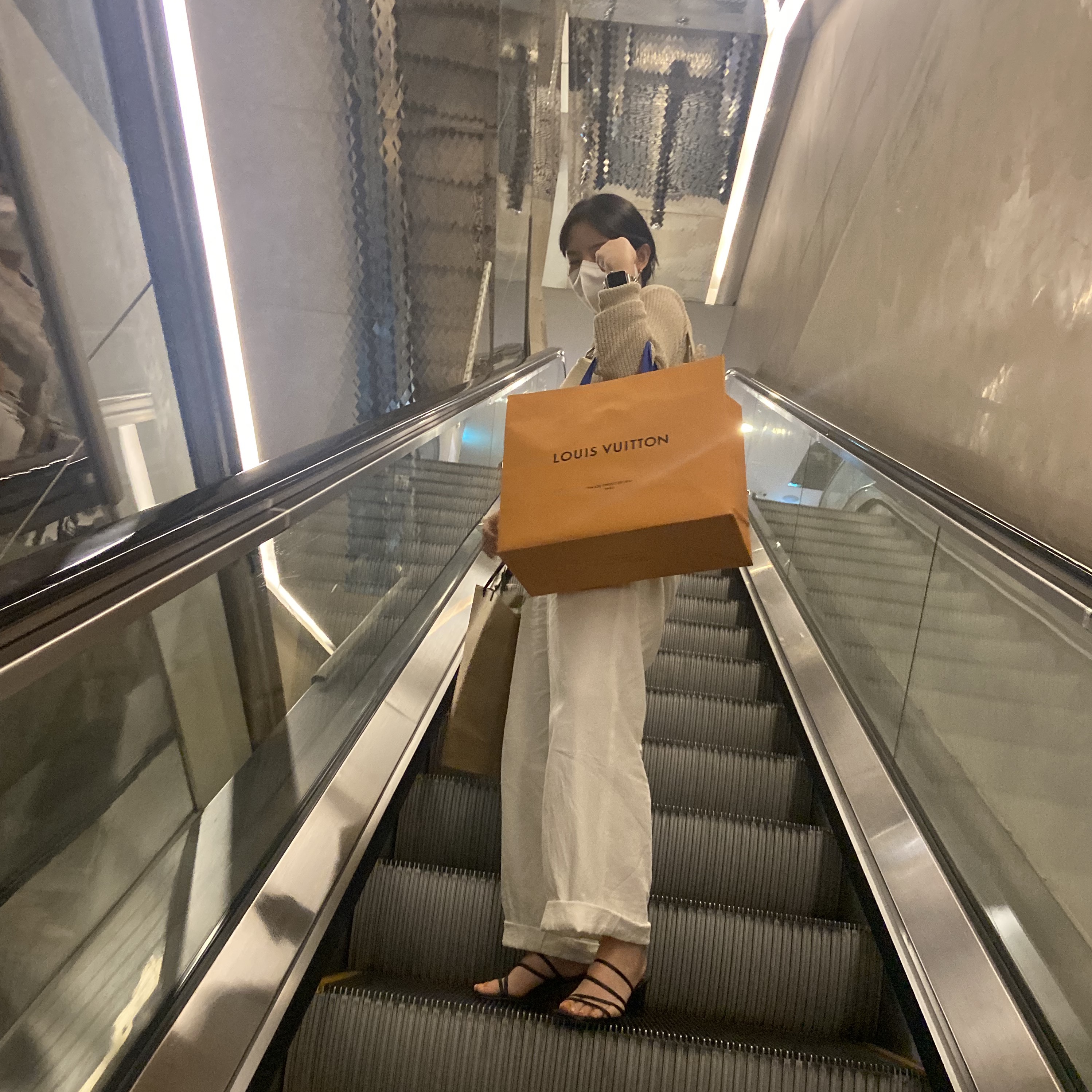 Louis Vuitton Alma BB Epi Black, (W) Louis Vuitton Let's Go BB Bandeau Black 착용 스타일 - 4