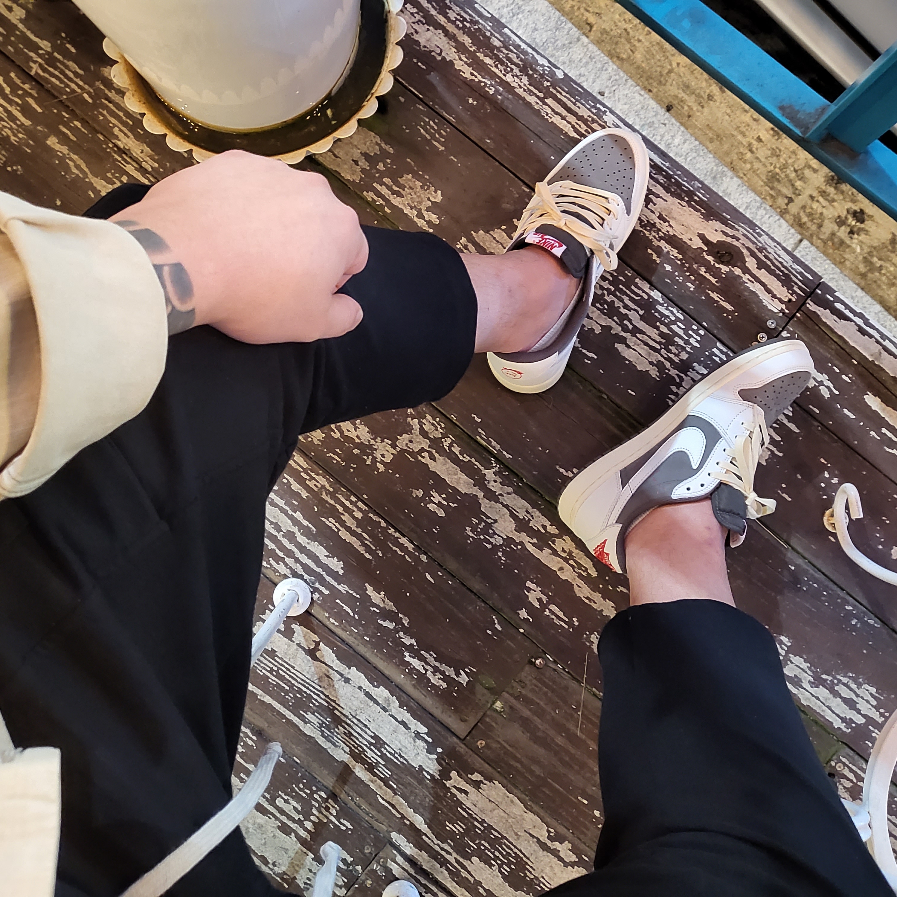 Jordan 1 x Travis Scott Retro Low OG SP Sail and Ridgerock 착용 스타일 - 1