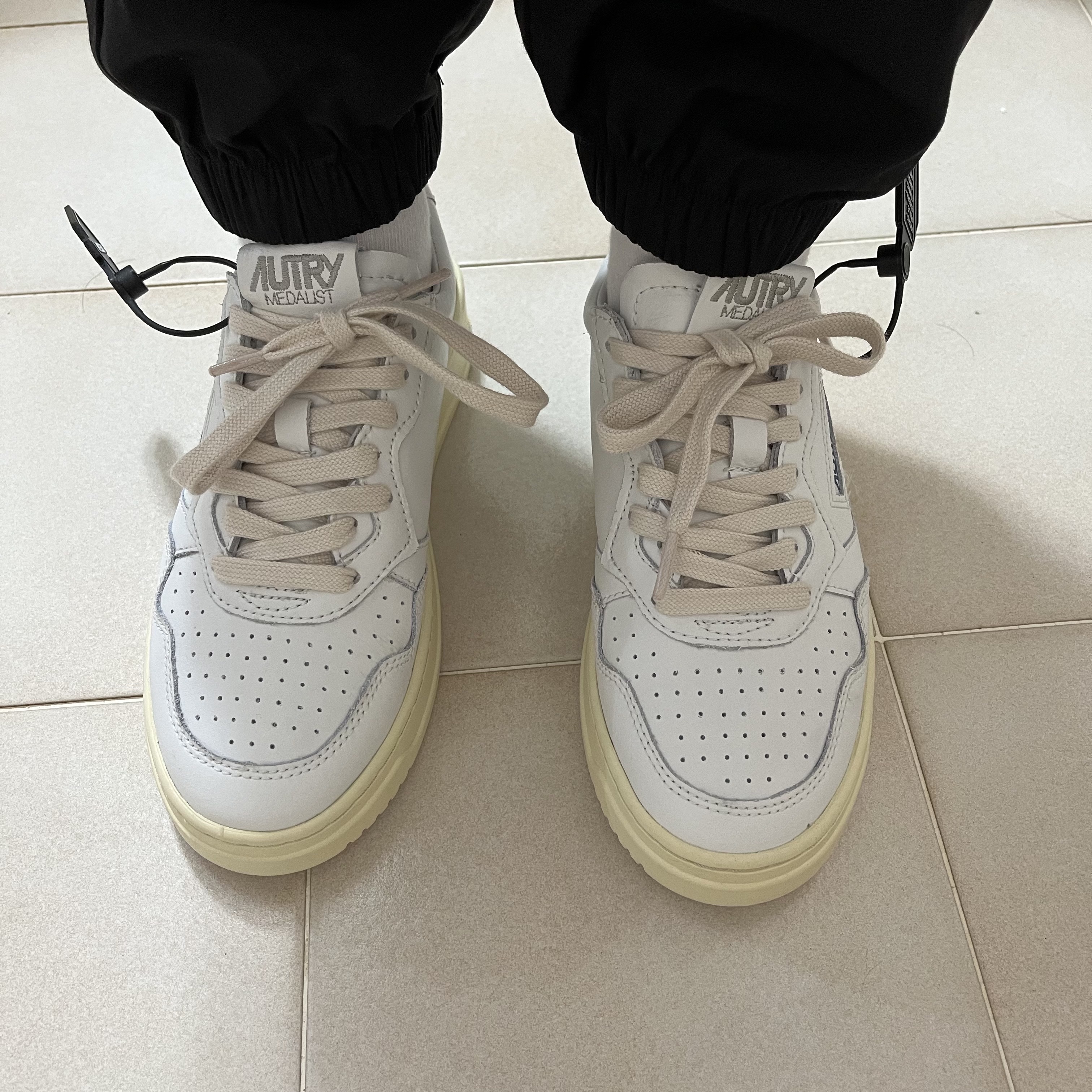 (W) Autry Medalist Low Leather Sneakers White, Autry Medalist Low Leather Sneakers White 착용 스타일 - 4