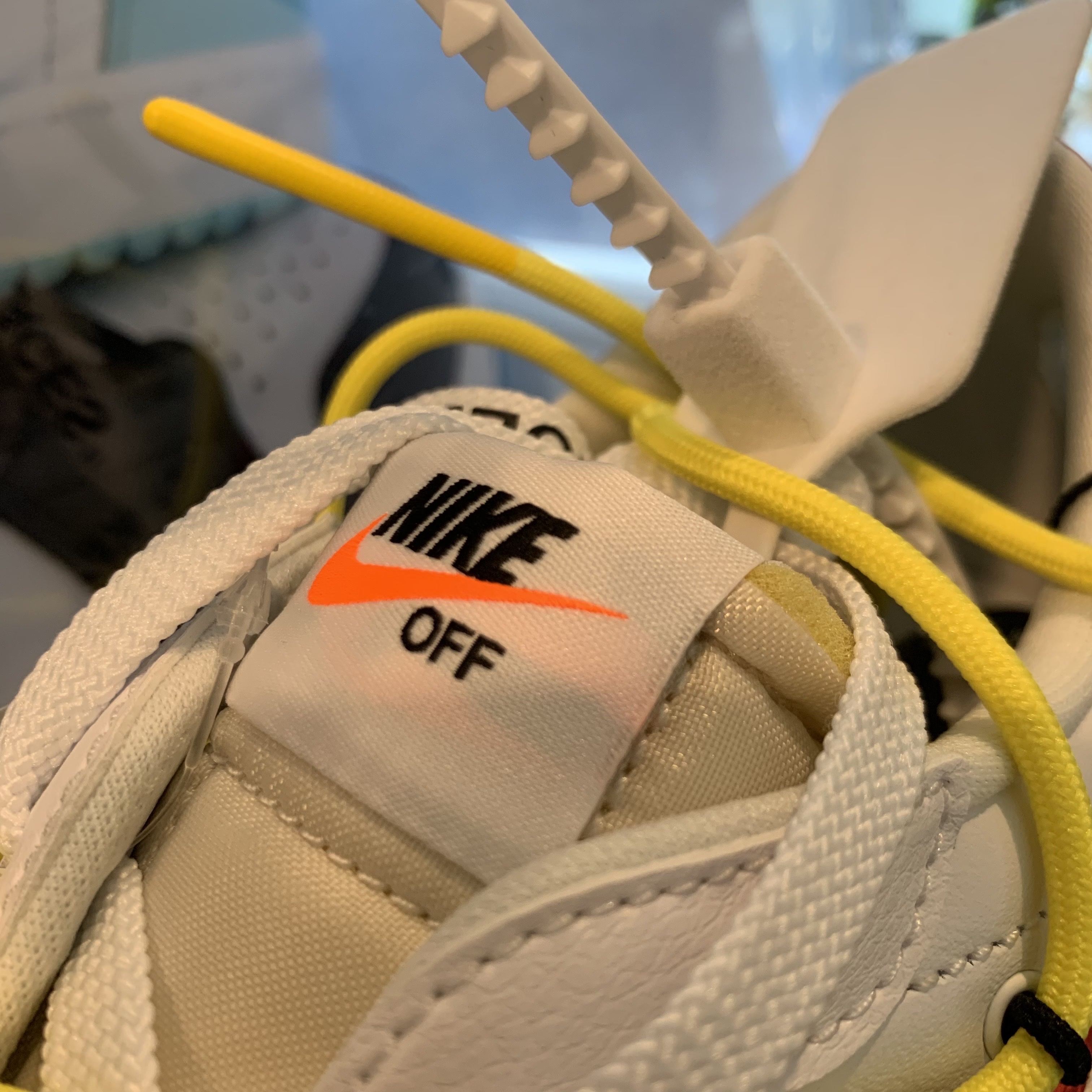 Nike x Off-White Blazer Low '77 White and University Red 착용 스타일 - 2