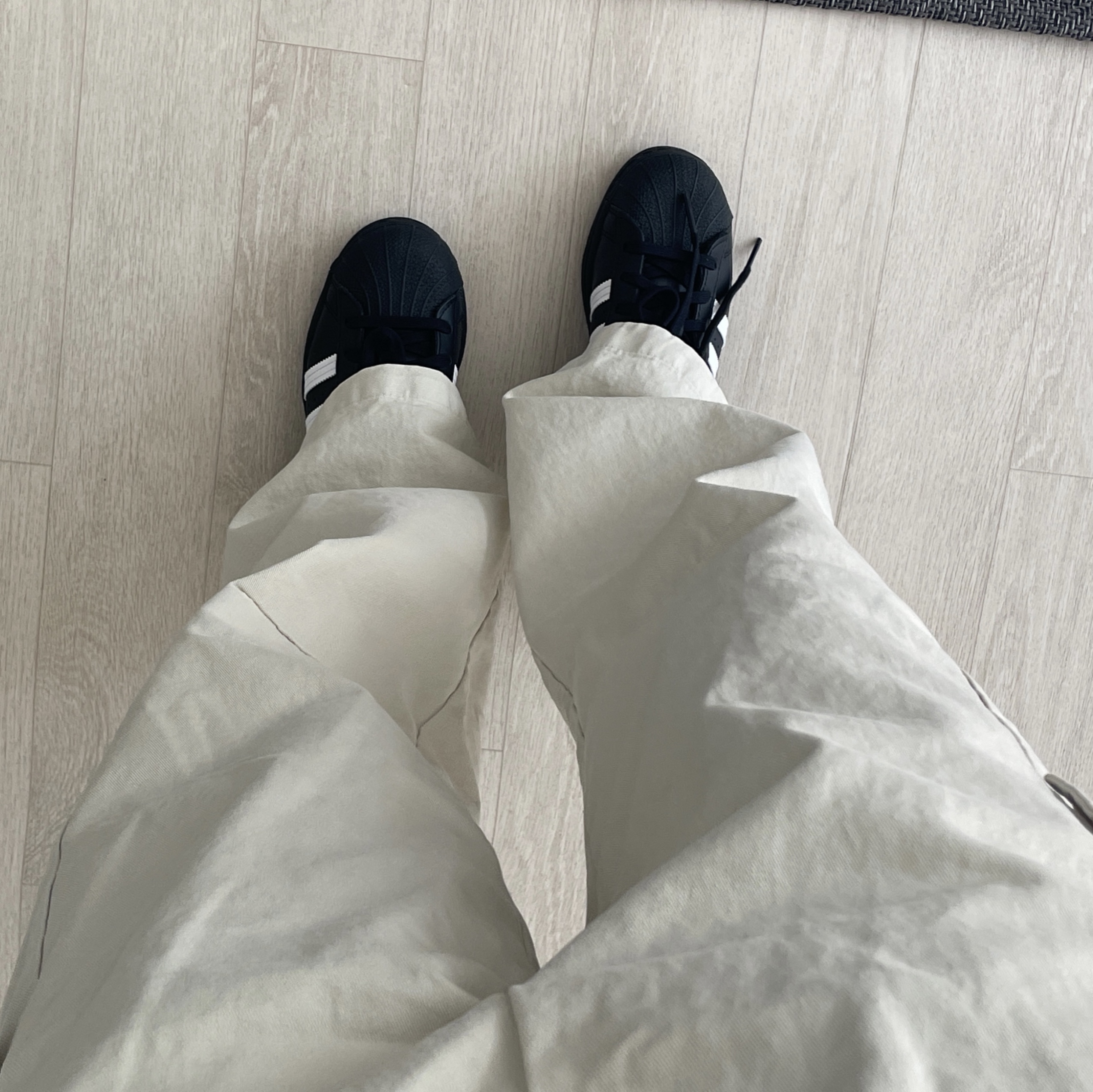 Adidas Superstar Core Black White 착용 스타일 - 3