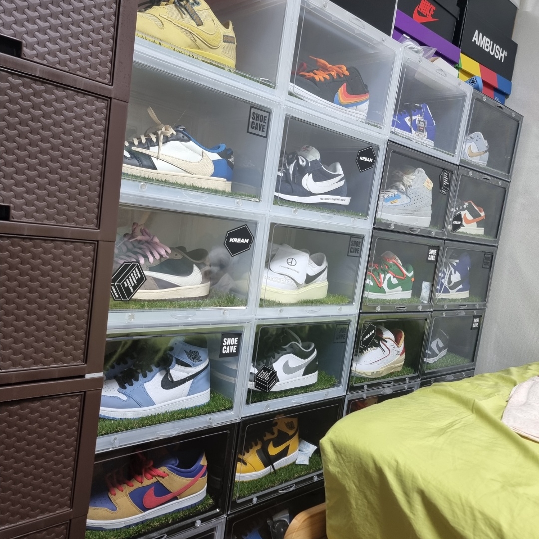 Jordan 1 x Travis Scott Retro Low OG SP Sail and Ridgerock, Jordan 1 Low Golf Triple White 착용 스타일 - 3