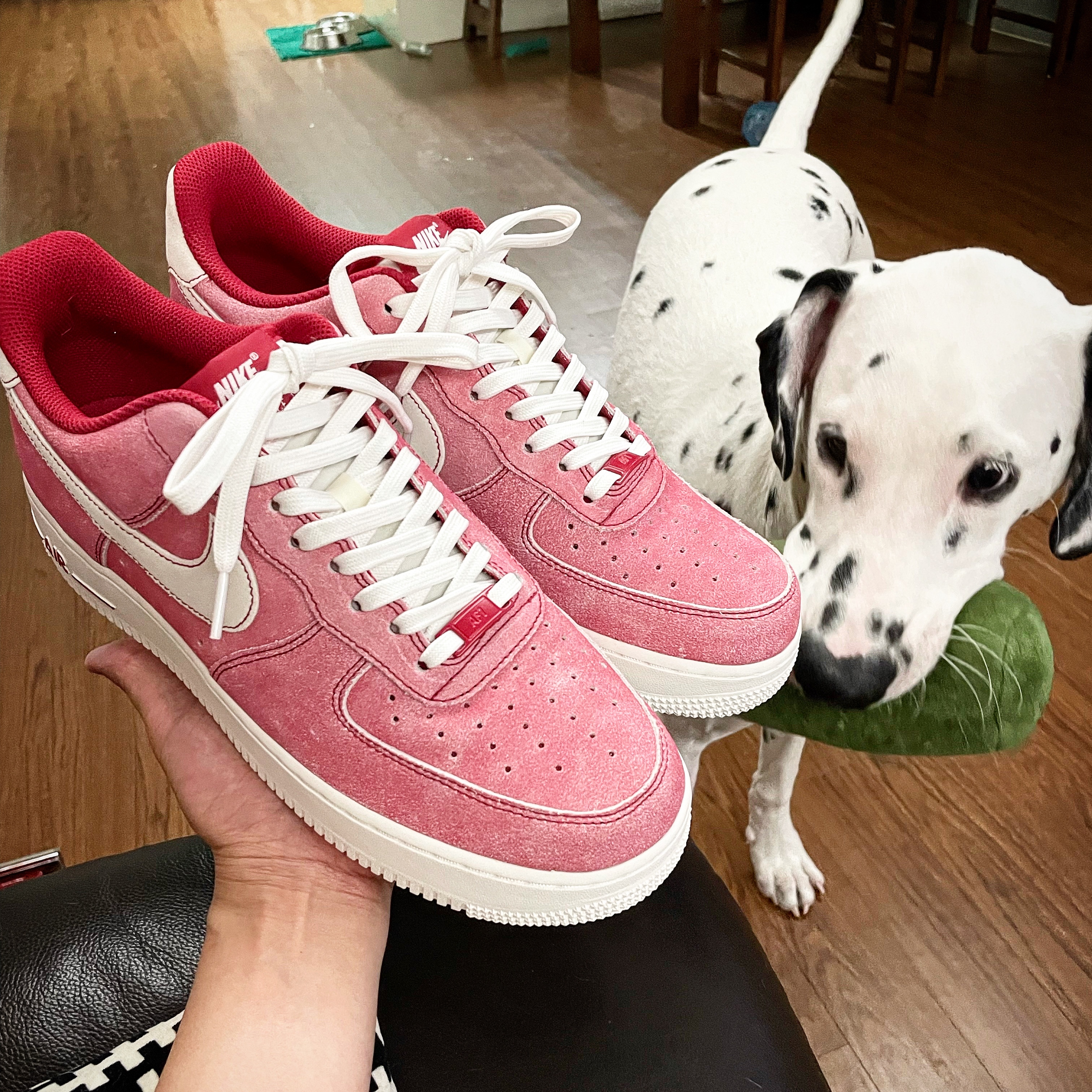 Nike Air Force 1 '07 LV8 Dusty Red 착용 스타일 - 1