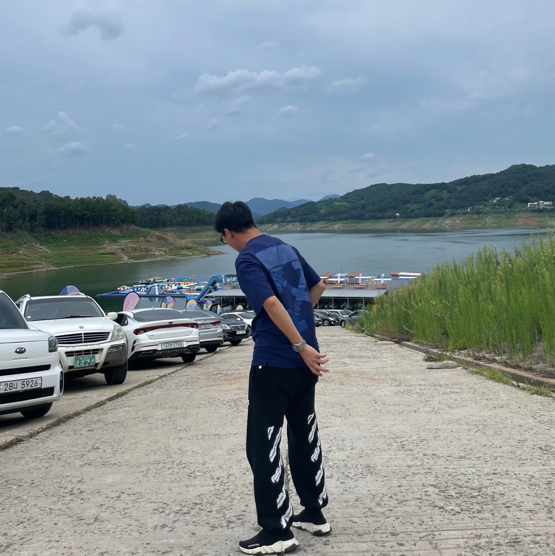 Off-White Rubber Arrow Skate Over S/S T-Shirt Blue, Balenciaga Speed Trainer Black White 2021/2022 착용 스타일