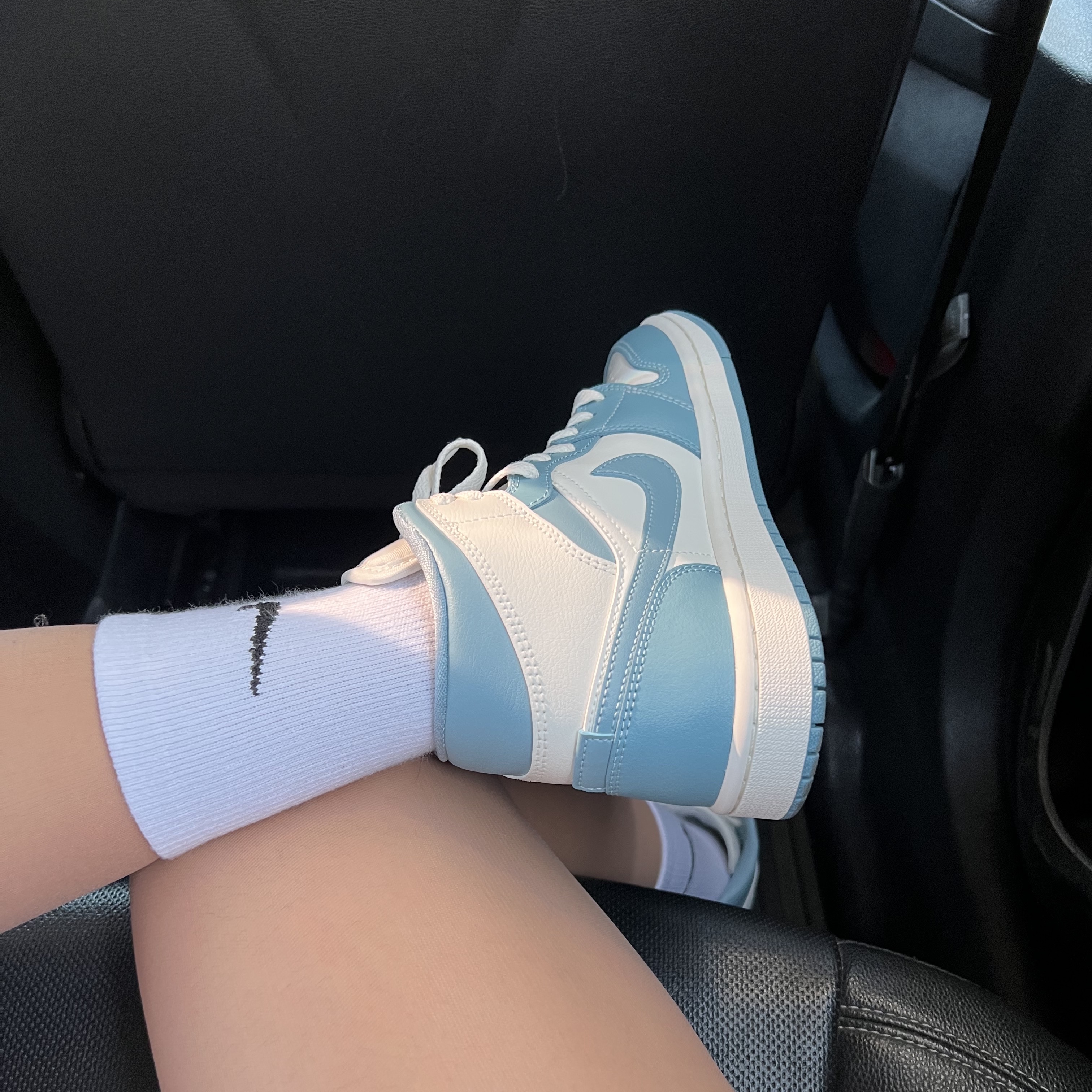 (W) Jordan 1 Mid Sail and Worn Blue 착용 스타일 - 2