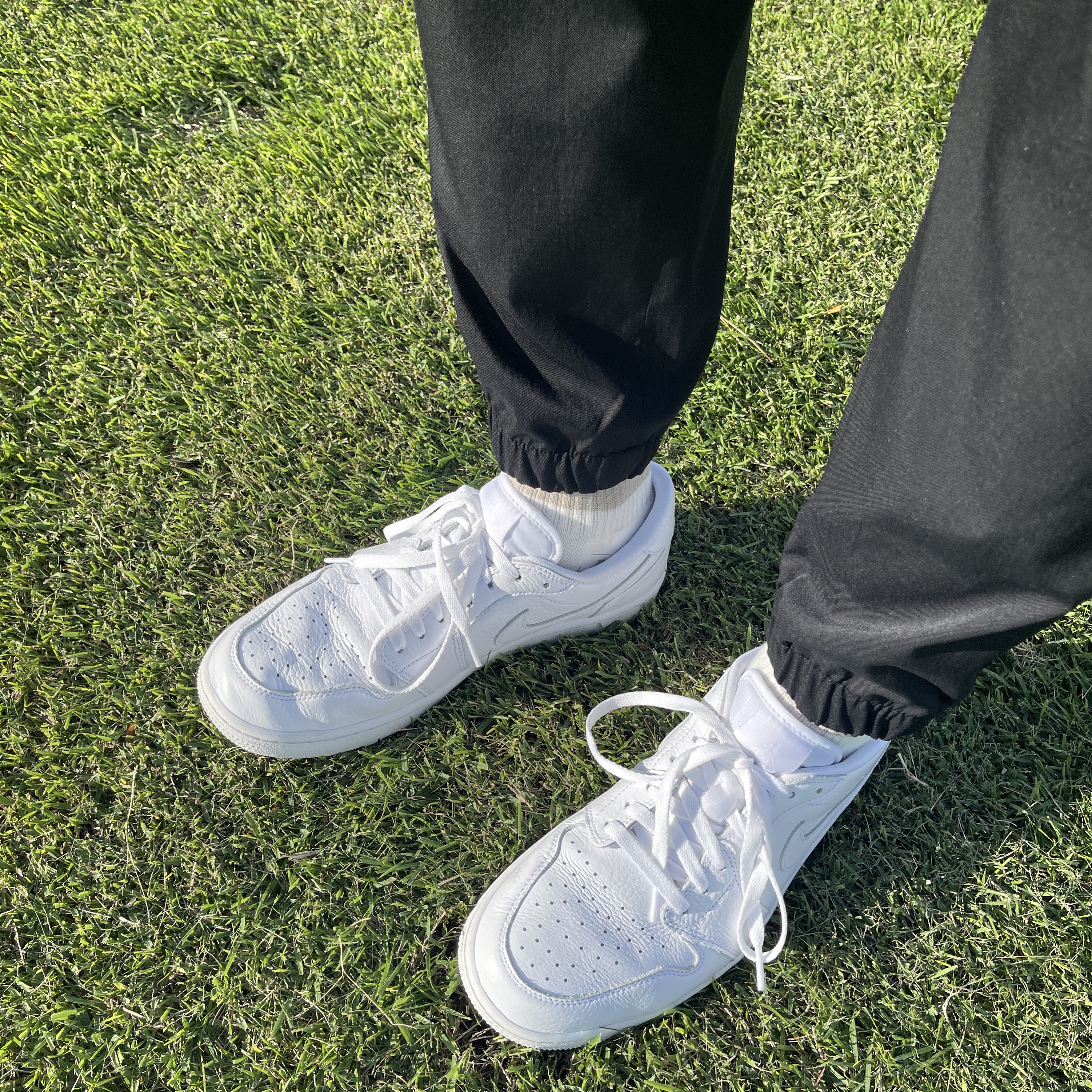 Jordan 1 Low Golf Triple White 착용 스타일 - 2