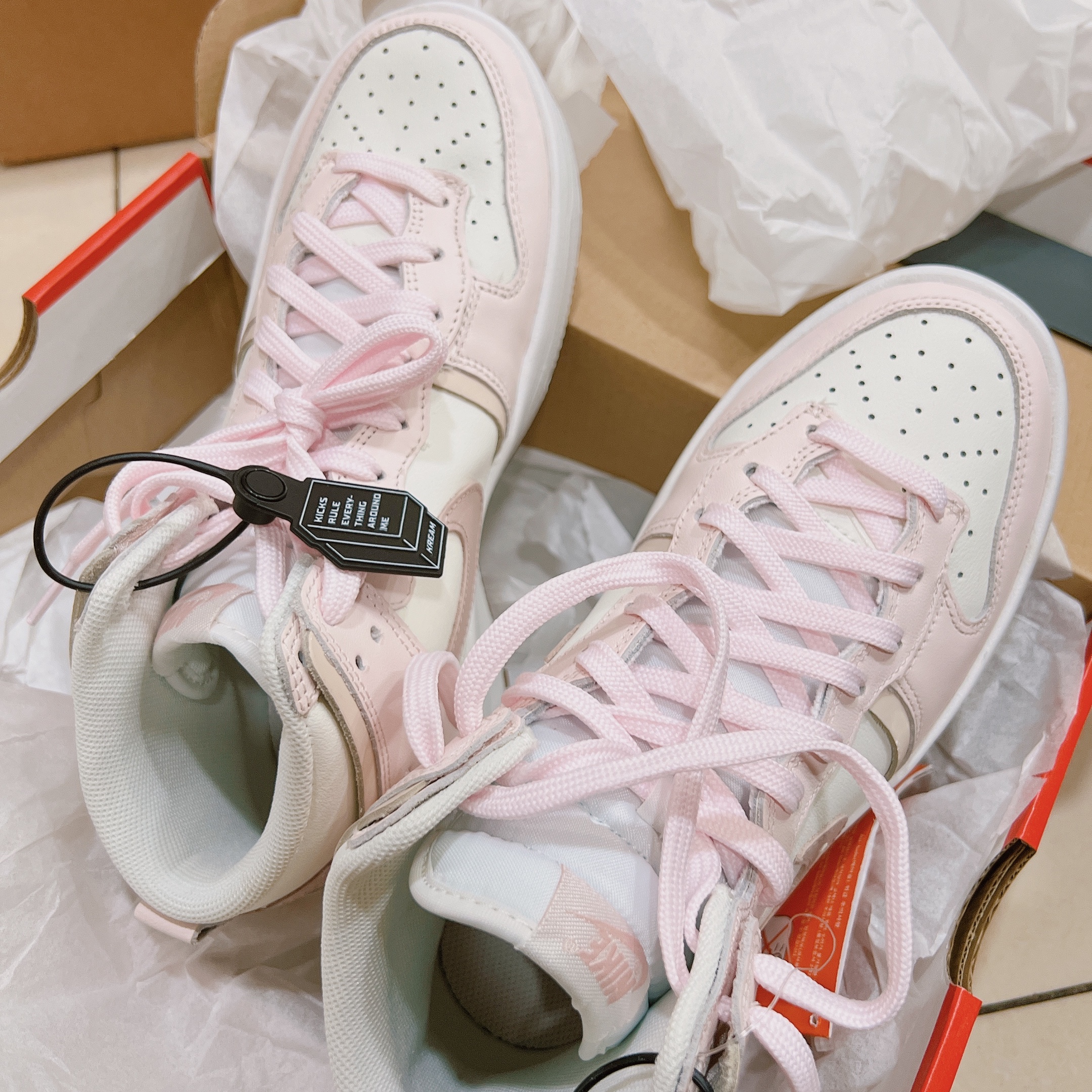 (W) Nike Dunk High Up Pink Oxford 착용 스타일 - 2