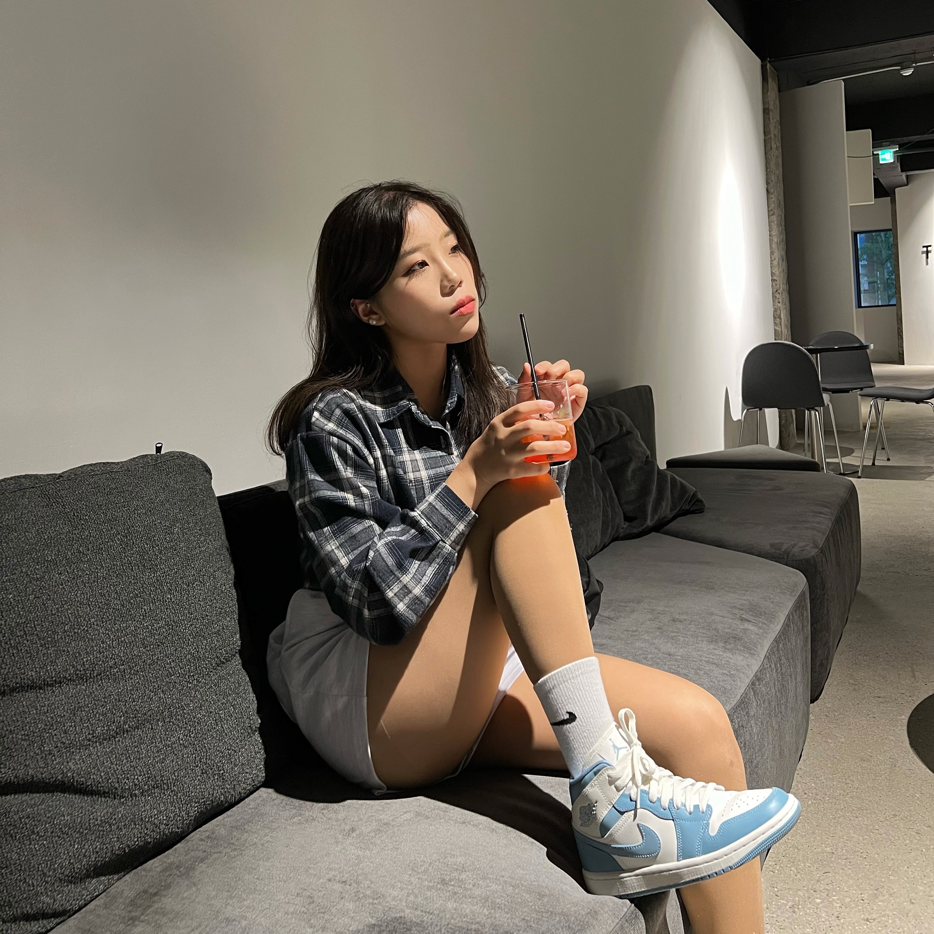 (W) Jordan 1 Mid Sail and Worn Blue 착용 스타일 - 3