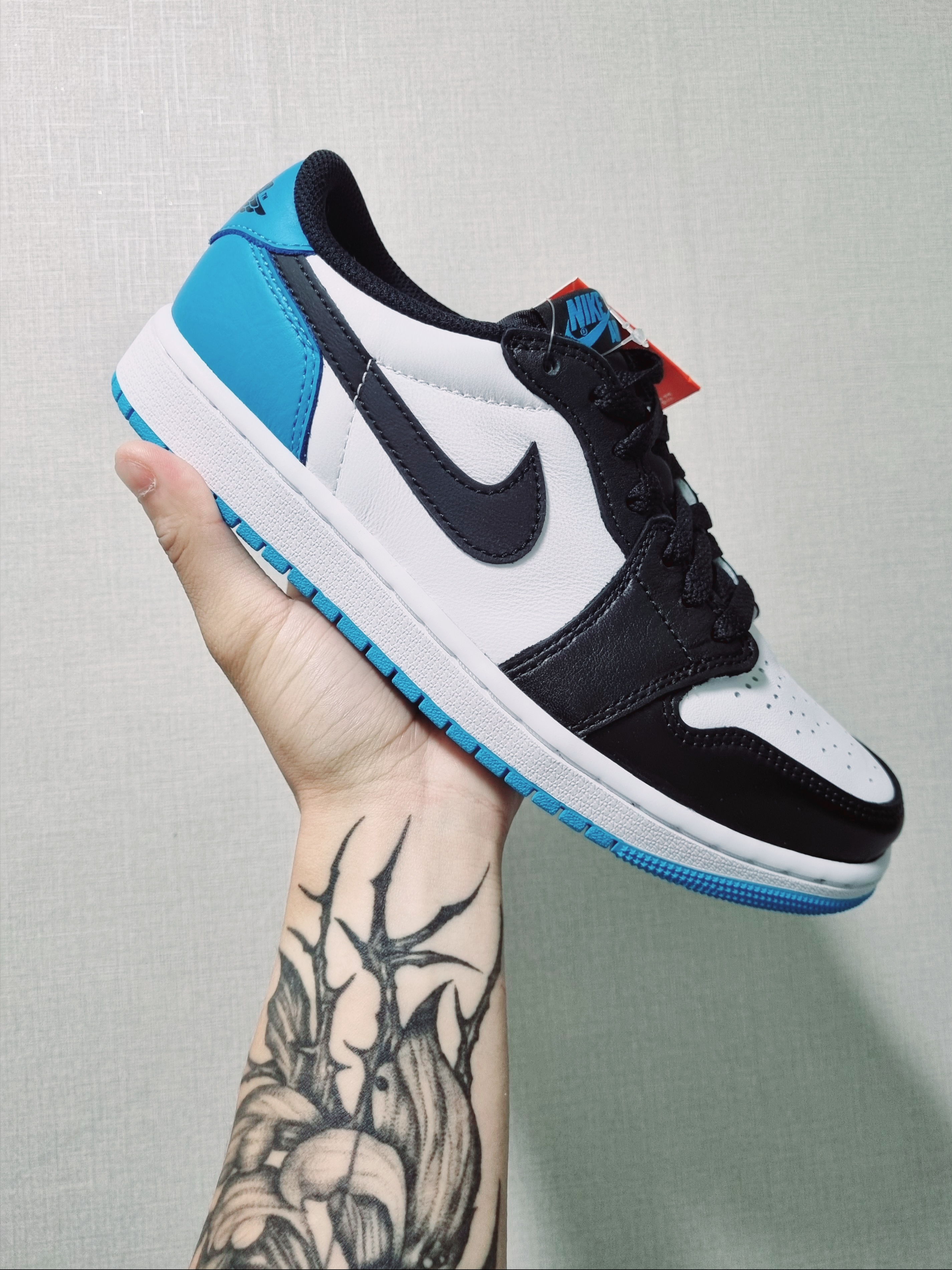 Jordan 1 Retro Low OG Black and Dark Powder Blue 착용 스타일