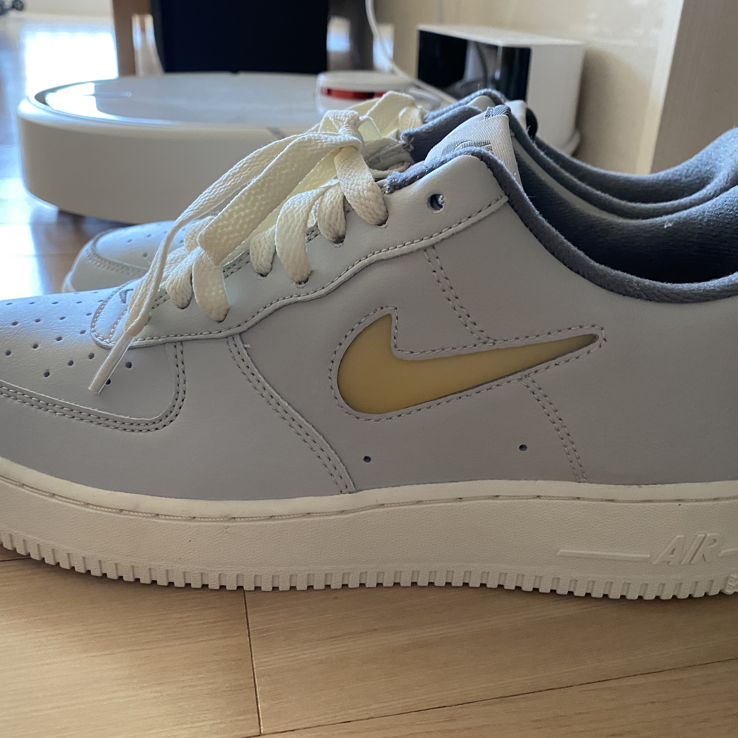 Nike Air Force 1 '07 LX Light Bone and Coconut Milk 착용 스타일 - 4