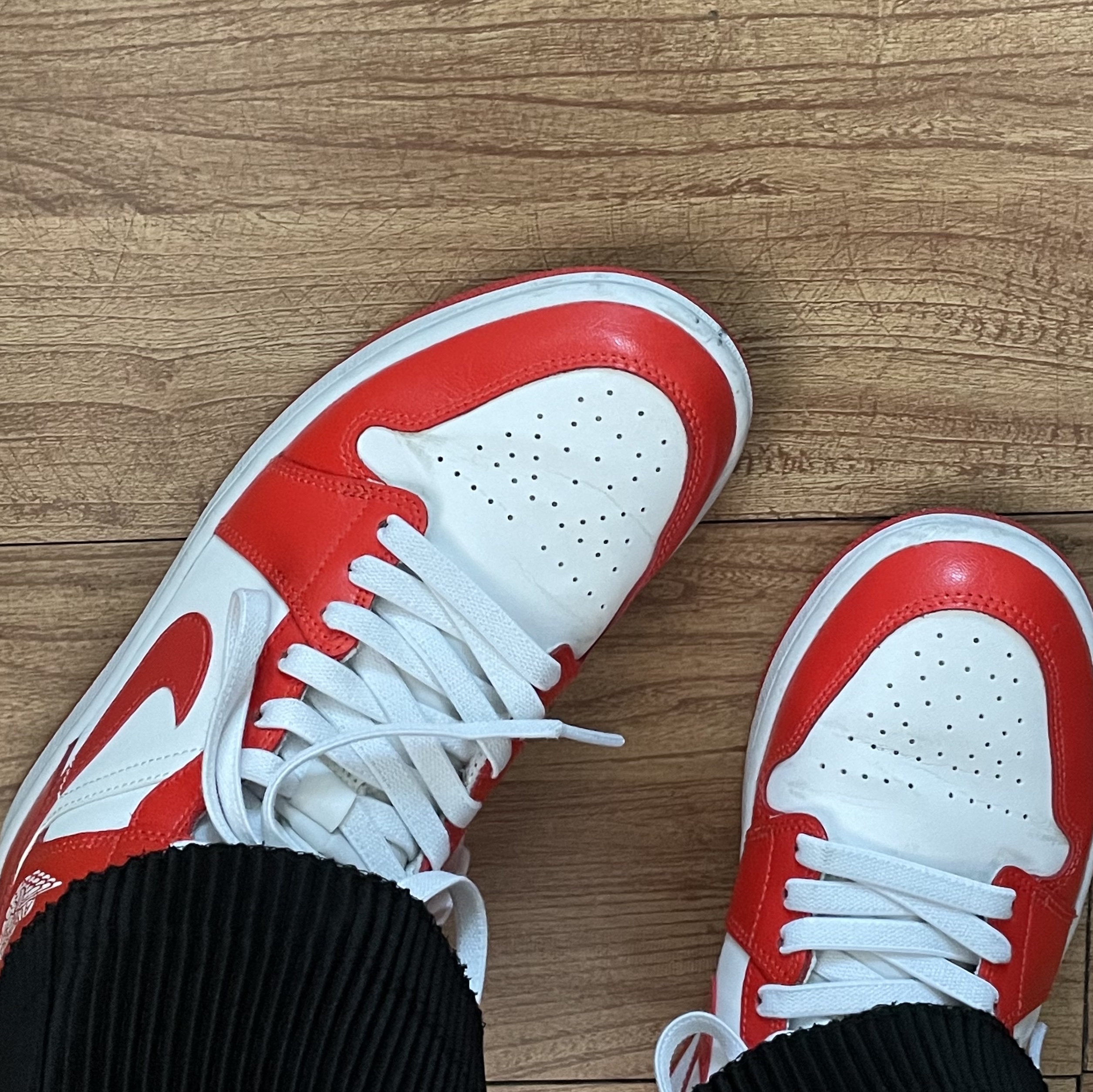 (W) Jordan 1 Mid Habanero Red 착용 스타일 - 1