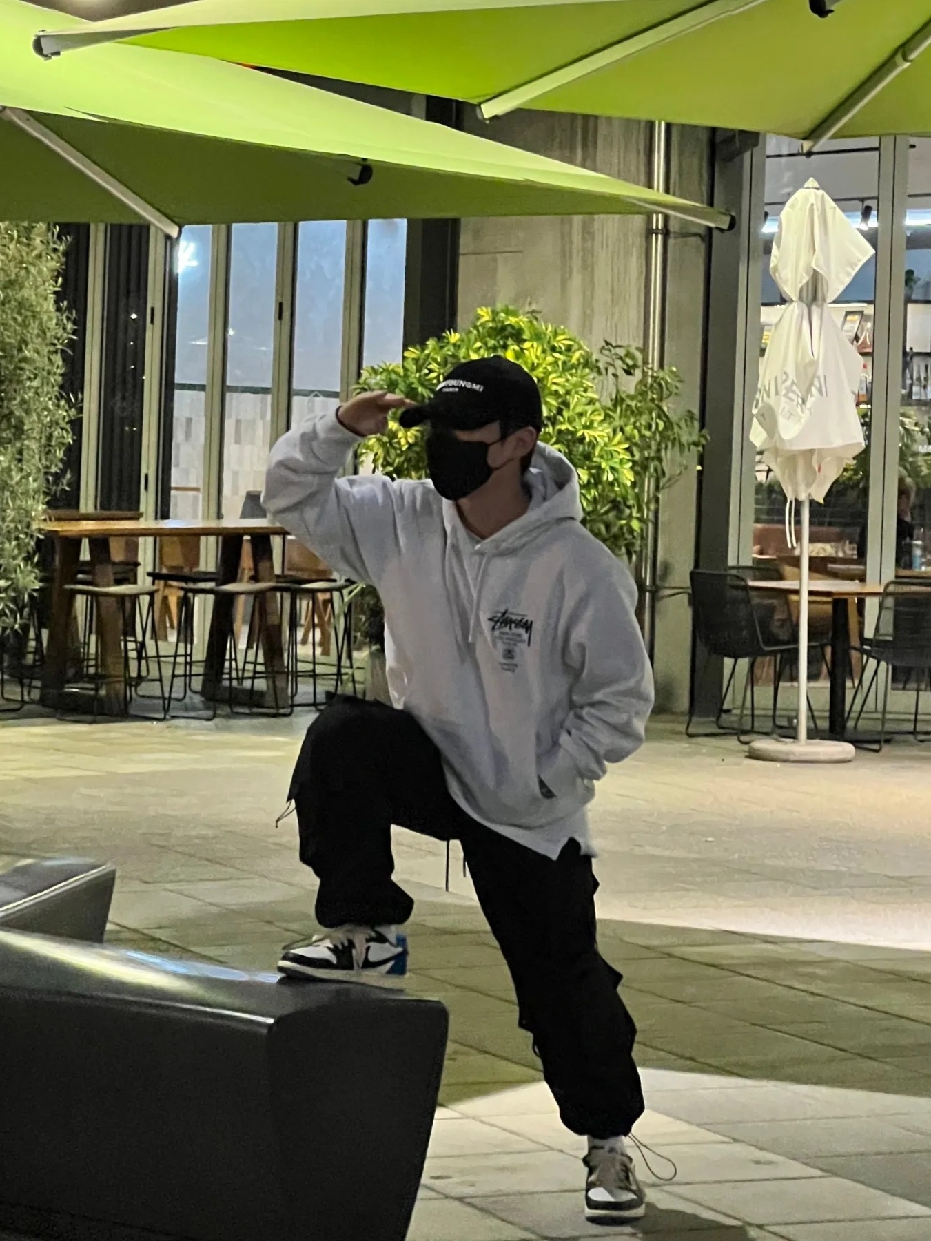 Stussy World Tour Hoodie Ash Heather 2022 착용 스타일 - 3