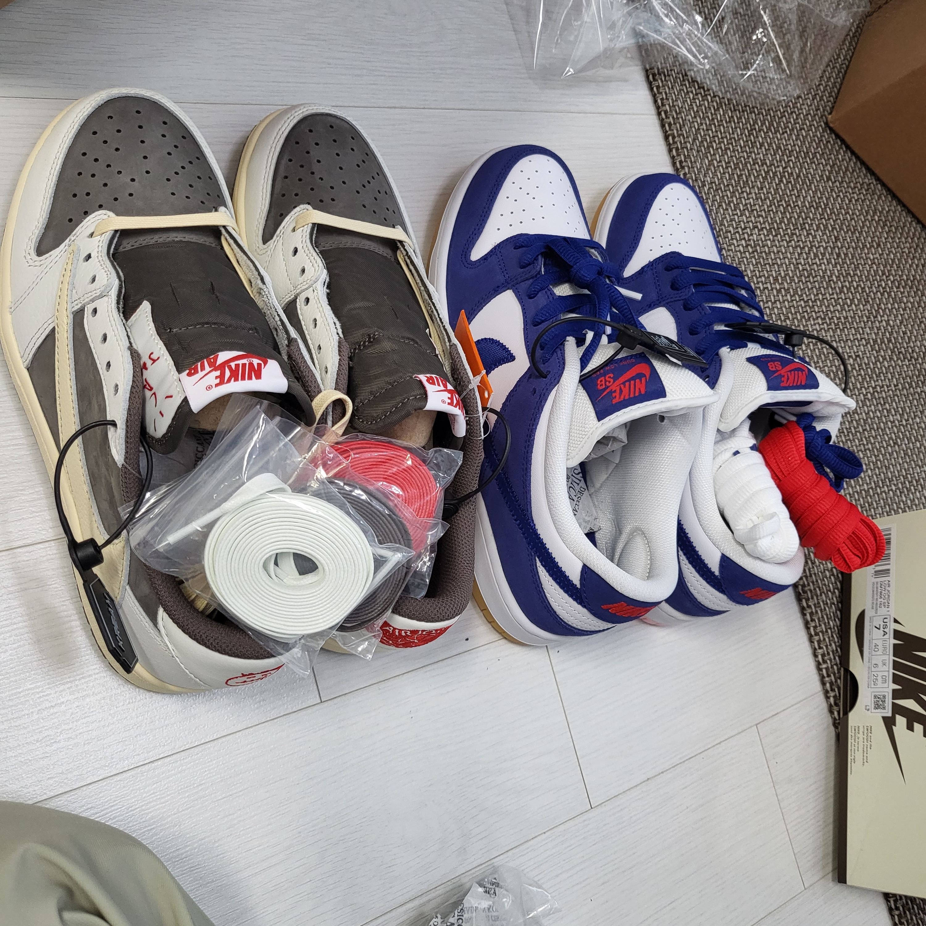 Jordan 1 x Travis Scott Retro Low OG SP Sail and Ridgerock, Nike SB Dunk Low Pro Premium Deep Royal Blue 착용 스타일