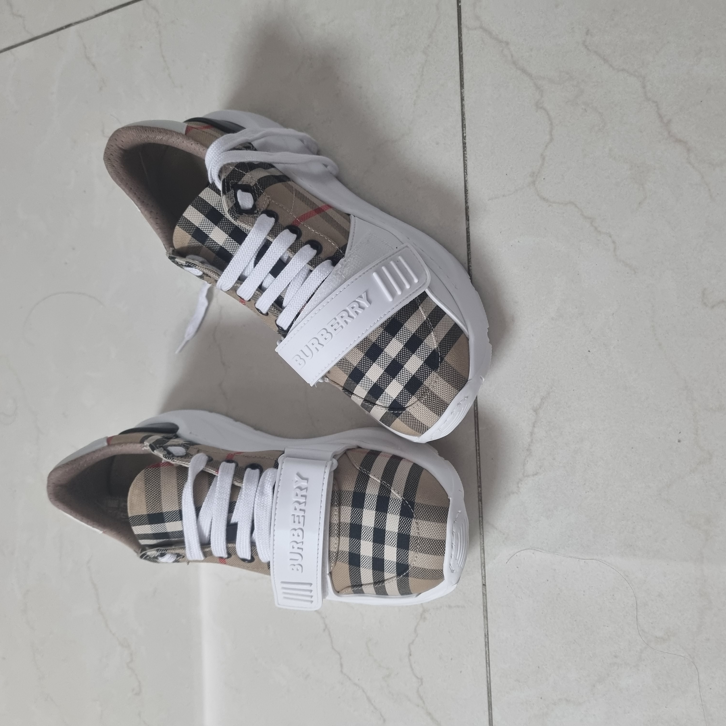 (W) Burberry Vintage Check Suede Leather Sneakers White Archive Beige 착용 스타일