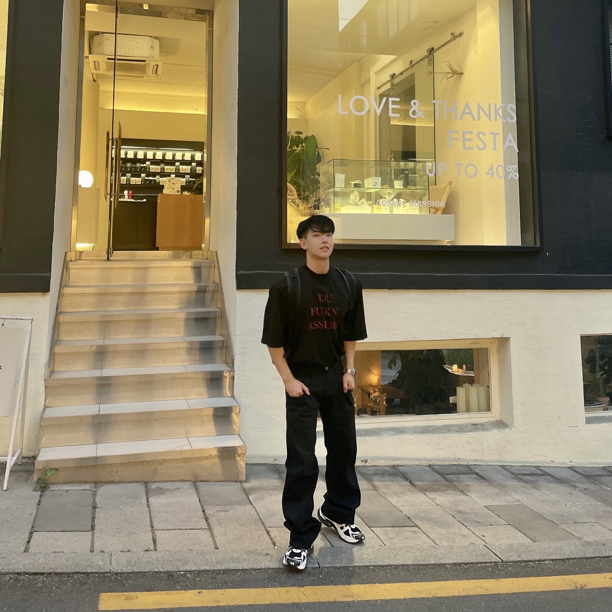Balenciaga Runner Sneakers Black White 착용 스타일 - 2