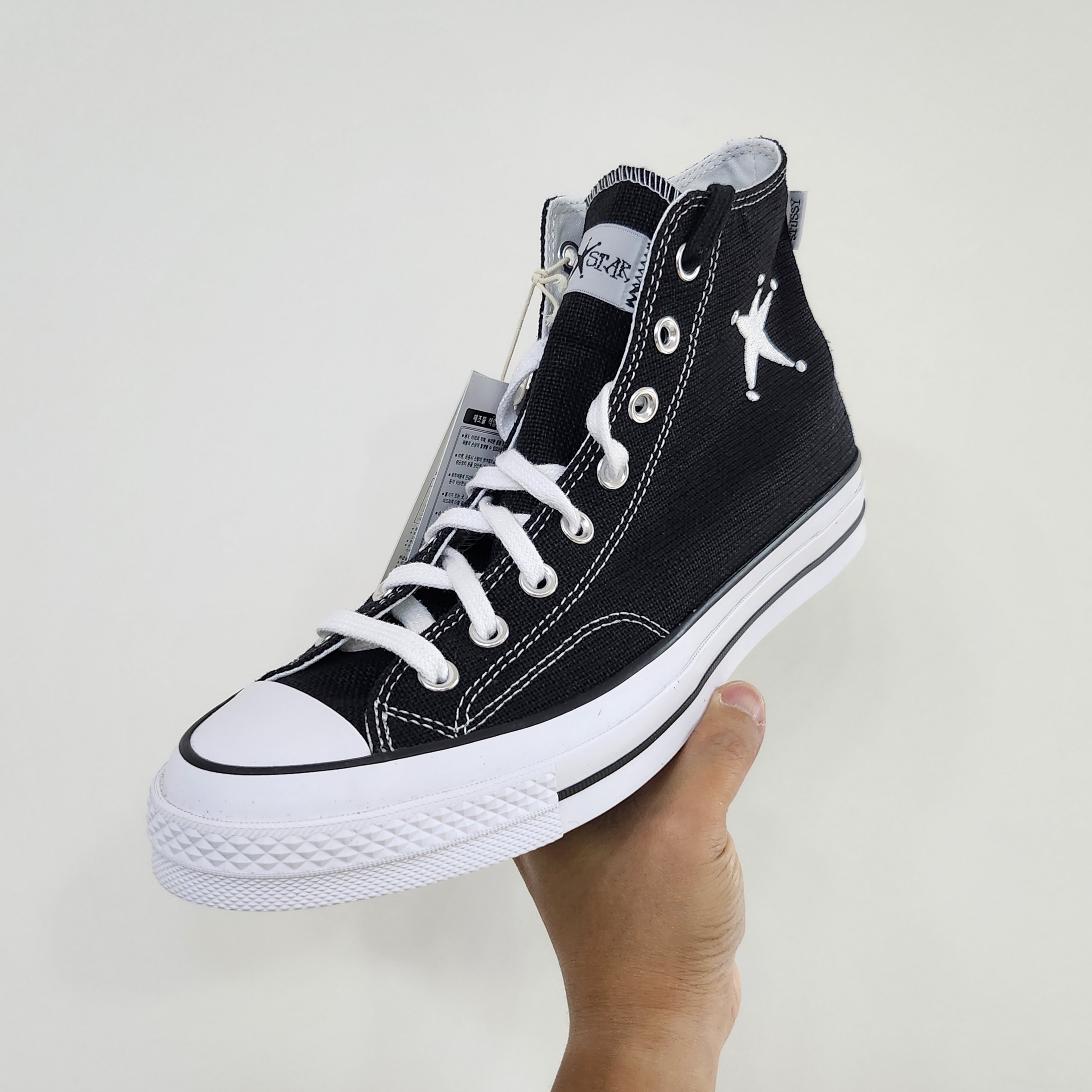Converse x Stussy Chuck 70 High Black 착용 스타일 - 1