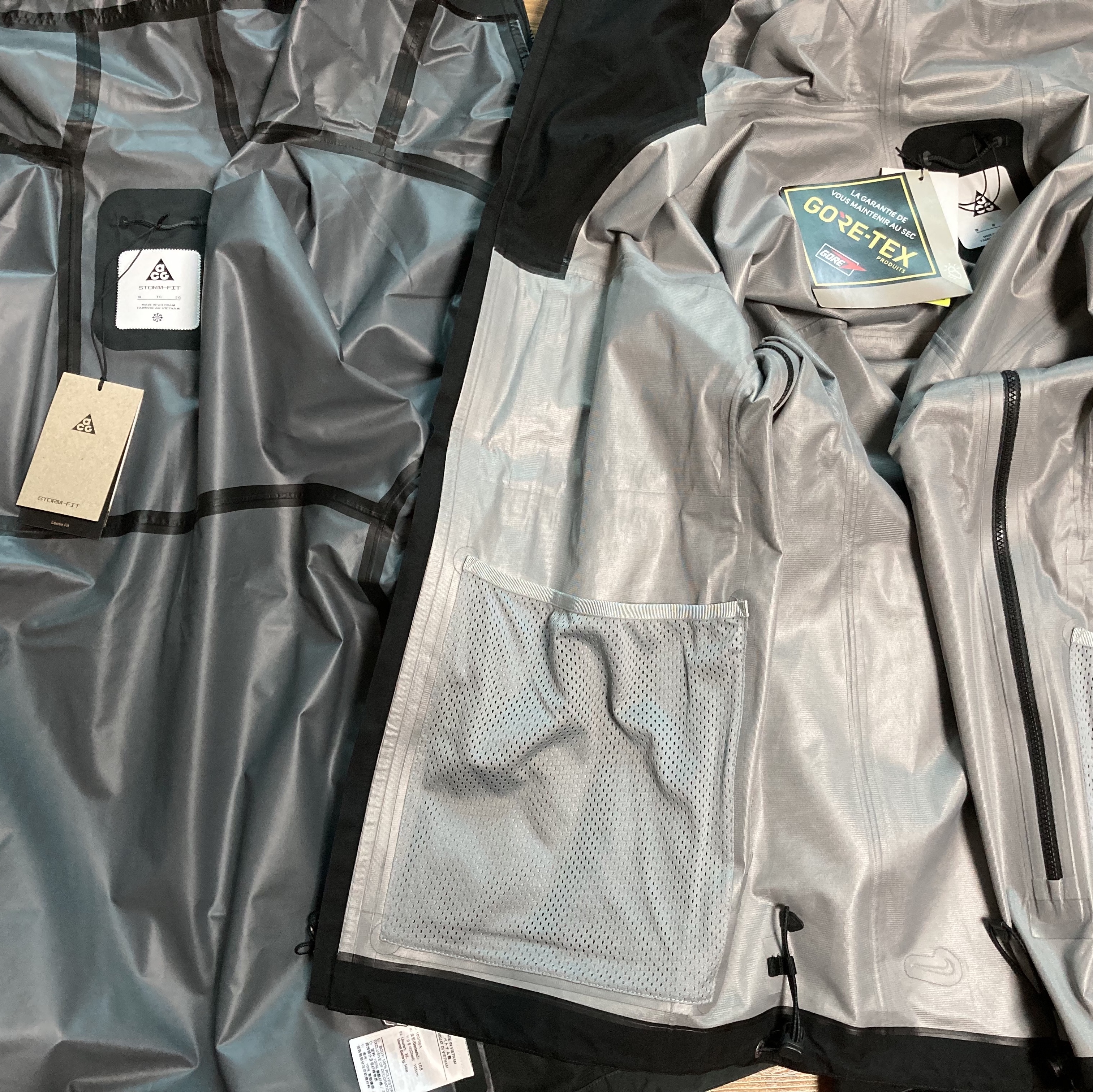Nike ACG Storm-Fit ADV Cascade Rains Full Zip Shell Jacket Off Noir - Asia, Nike ACG Gore-Tex Misery Ridge Jacket Black - US/EU 착용 스타일