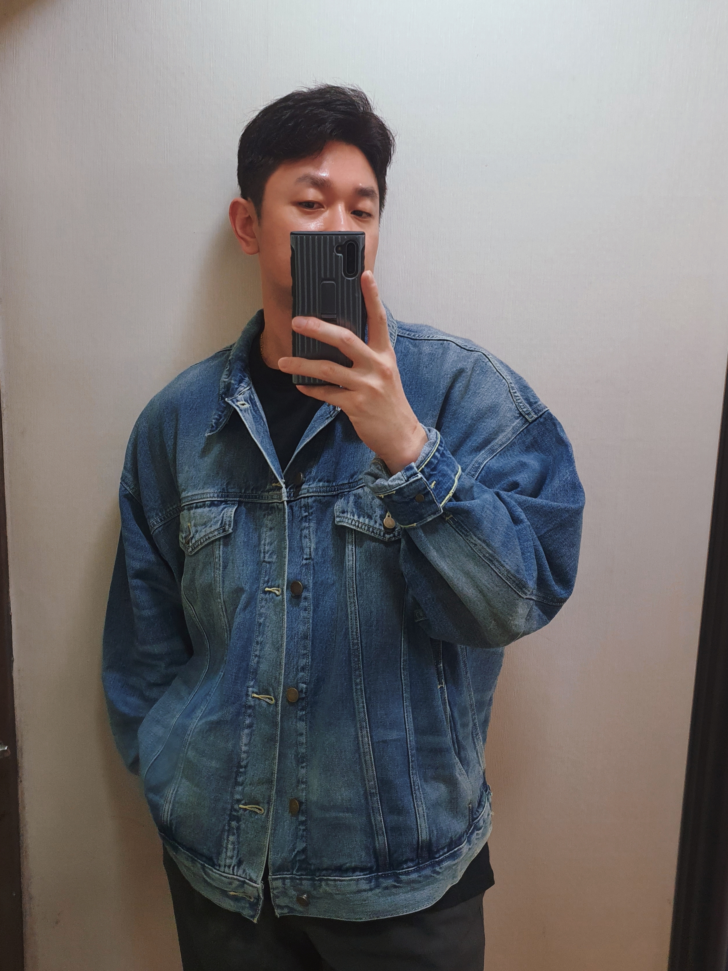 Essentials Trucker Jacket Indigo 착용 스타일 - 2
