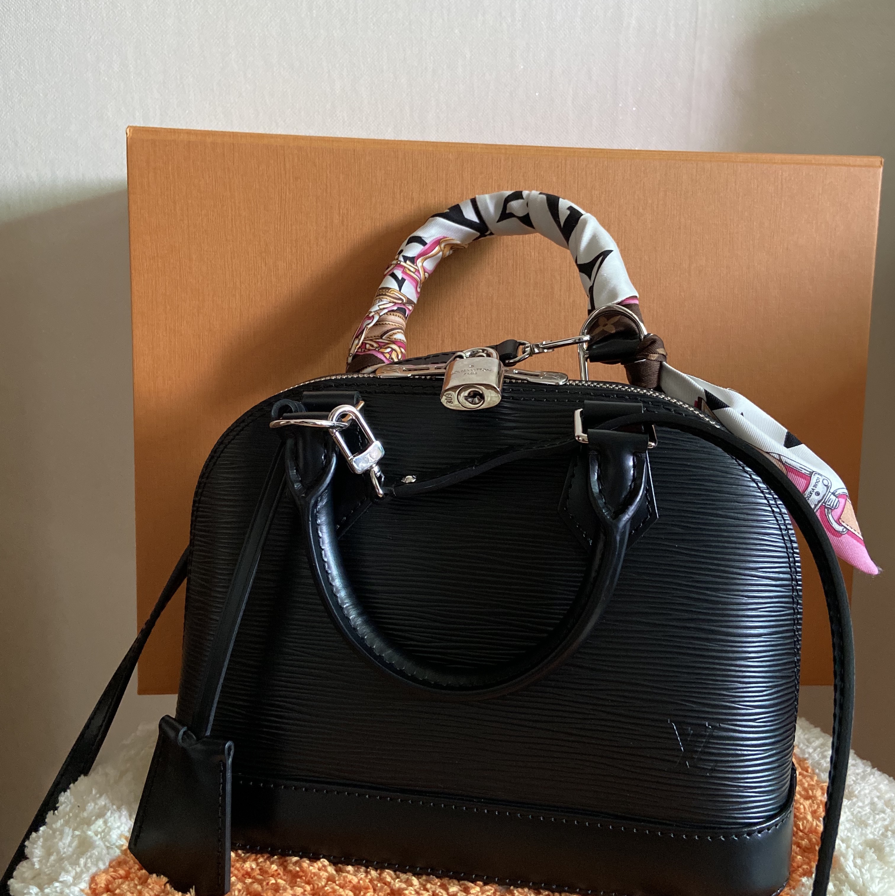 Louis Vuitton Alma BB Epi Black, (W) Louis Vuitton Let's Go BB Bandeau Black 착용 스타일 - 1