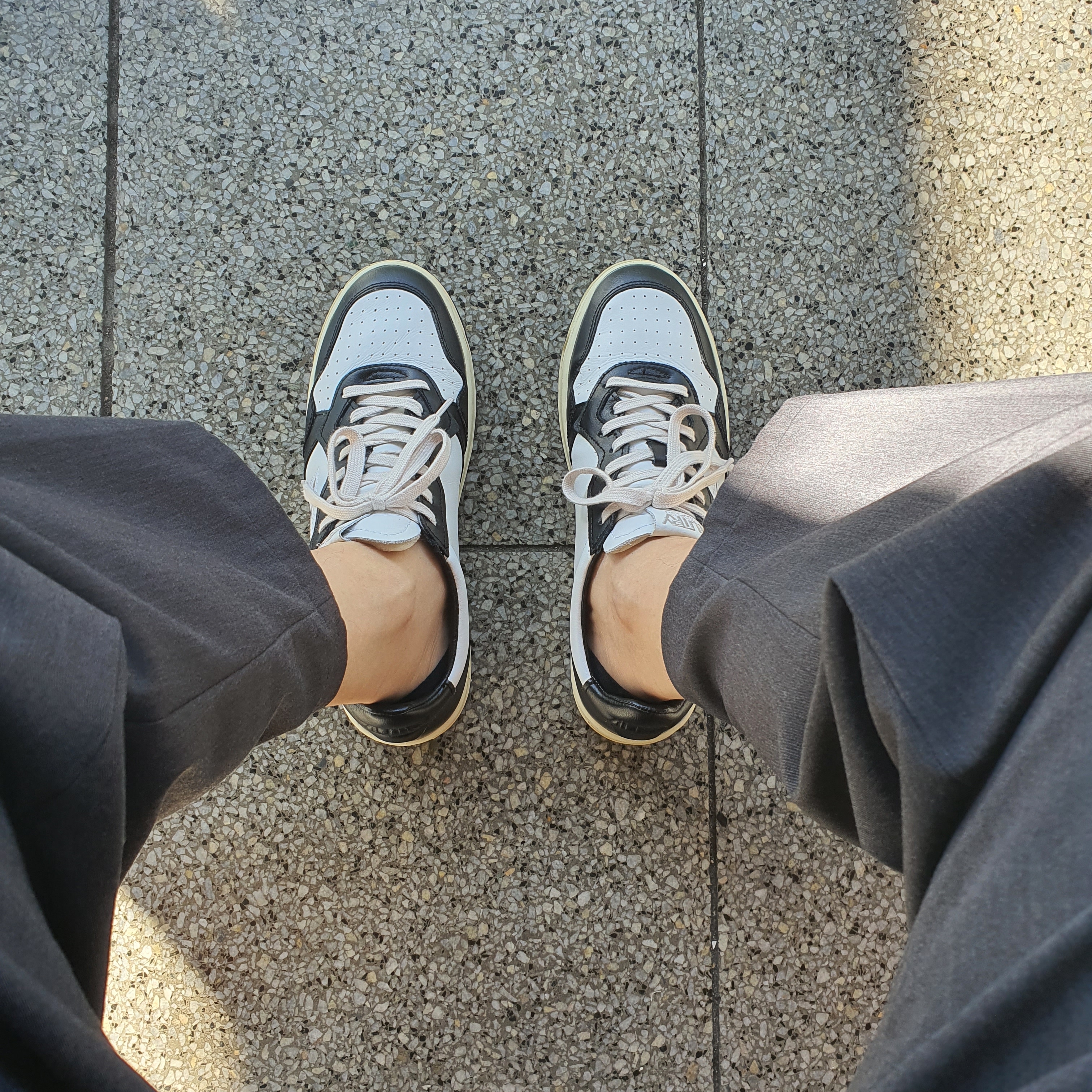 Autry Medalist Low Leather Sneakers Blue White 착용 스타일 - 1