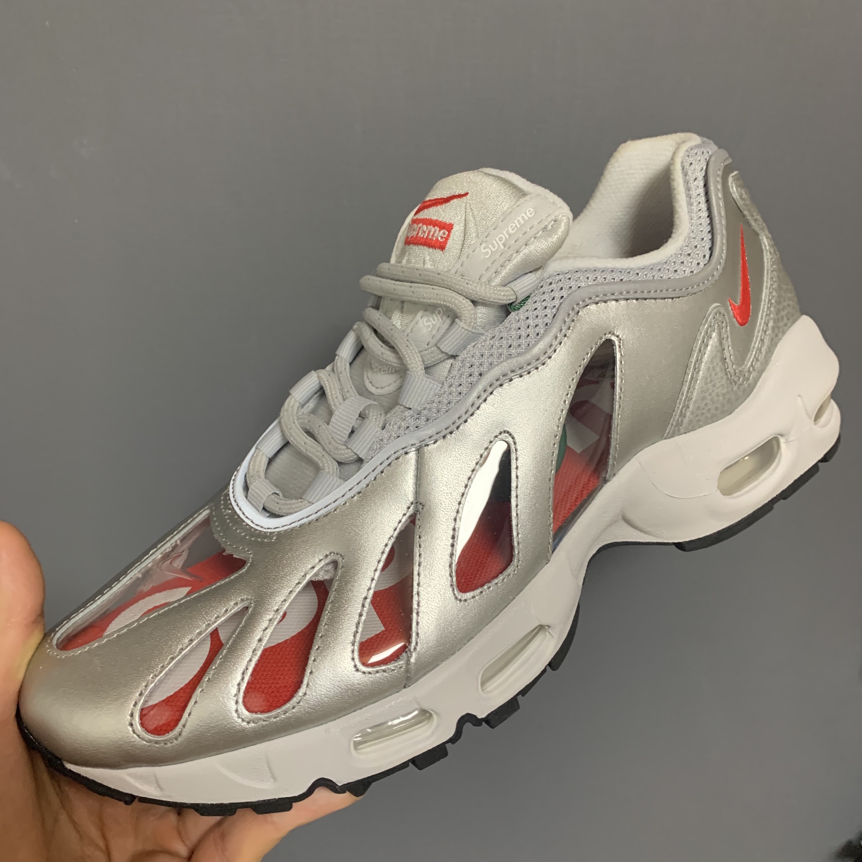 Nike x Supreme Air Max 96 Metallic Silver 착용 스타일