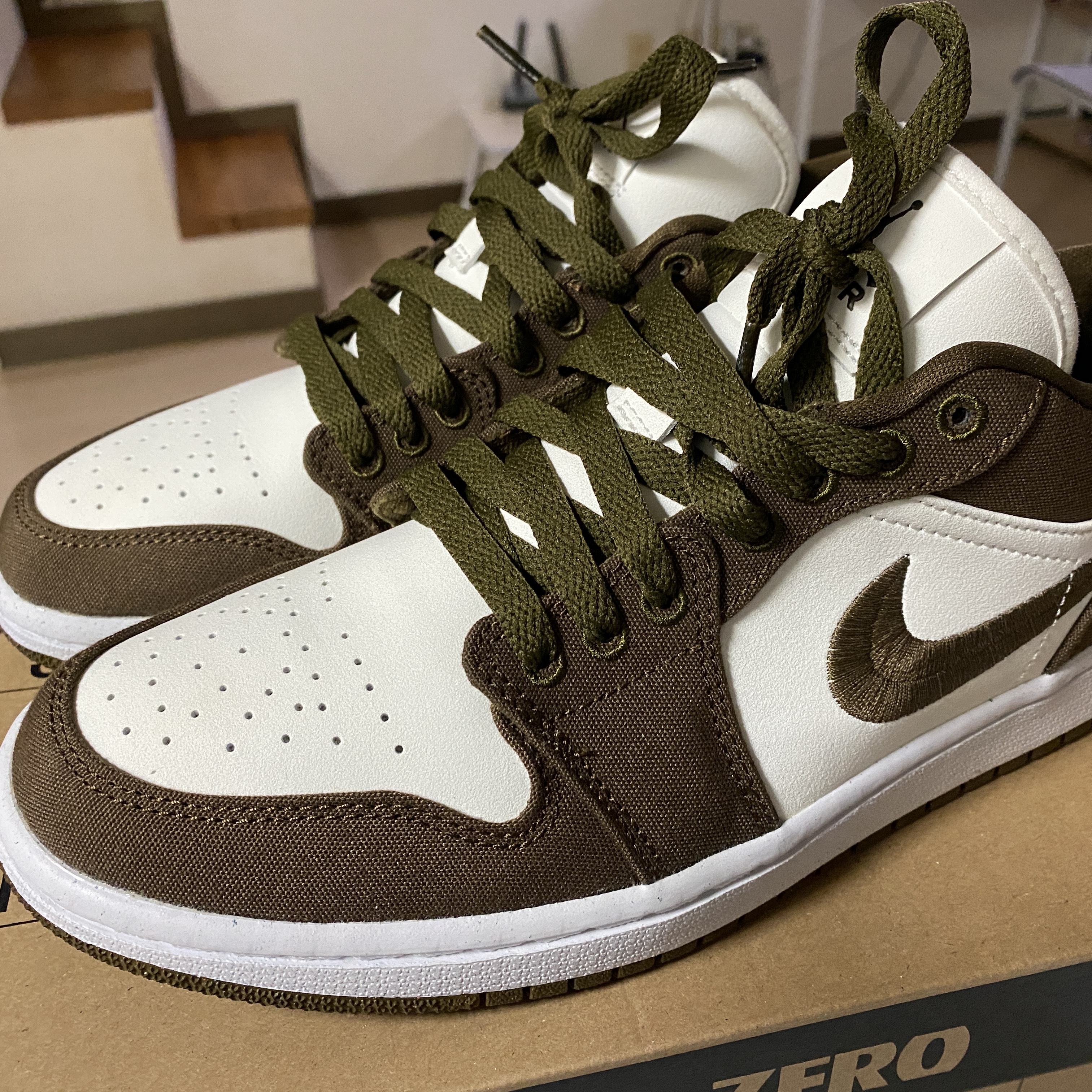 (W) Jordan 1 Low SE Light Olive 착용 스타일 - 2