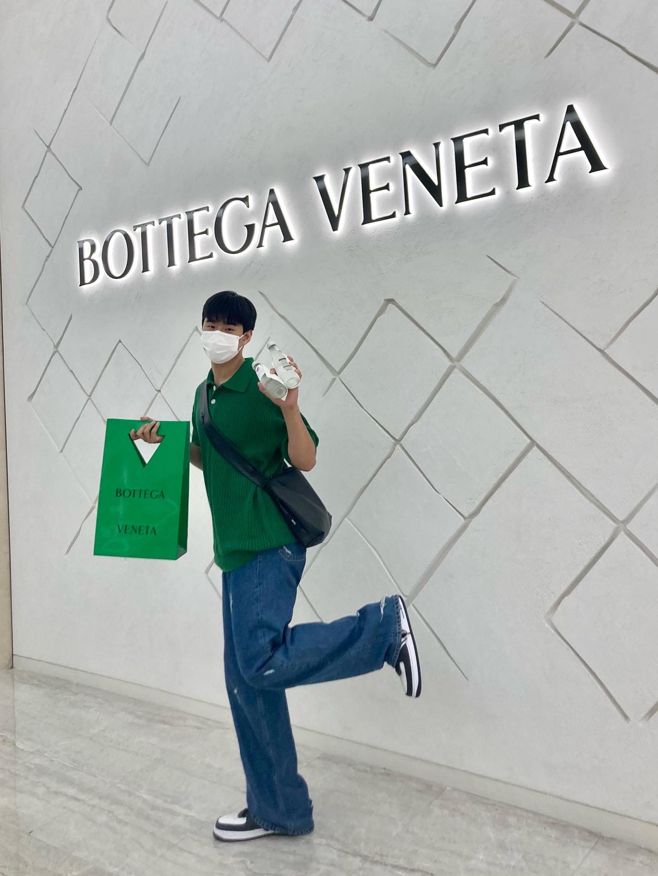 Nike x Stussy Air Force 1 '07 Mid SP Black and Light Bone 착용 스타일 - 1