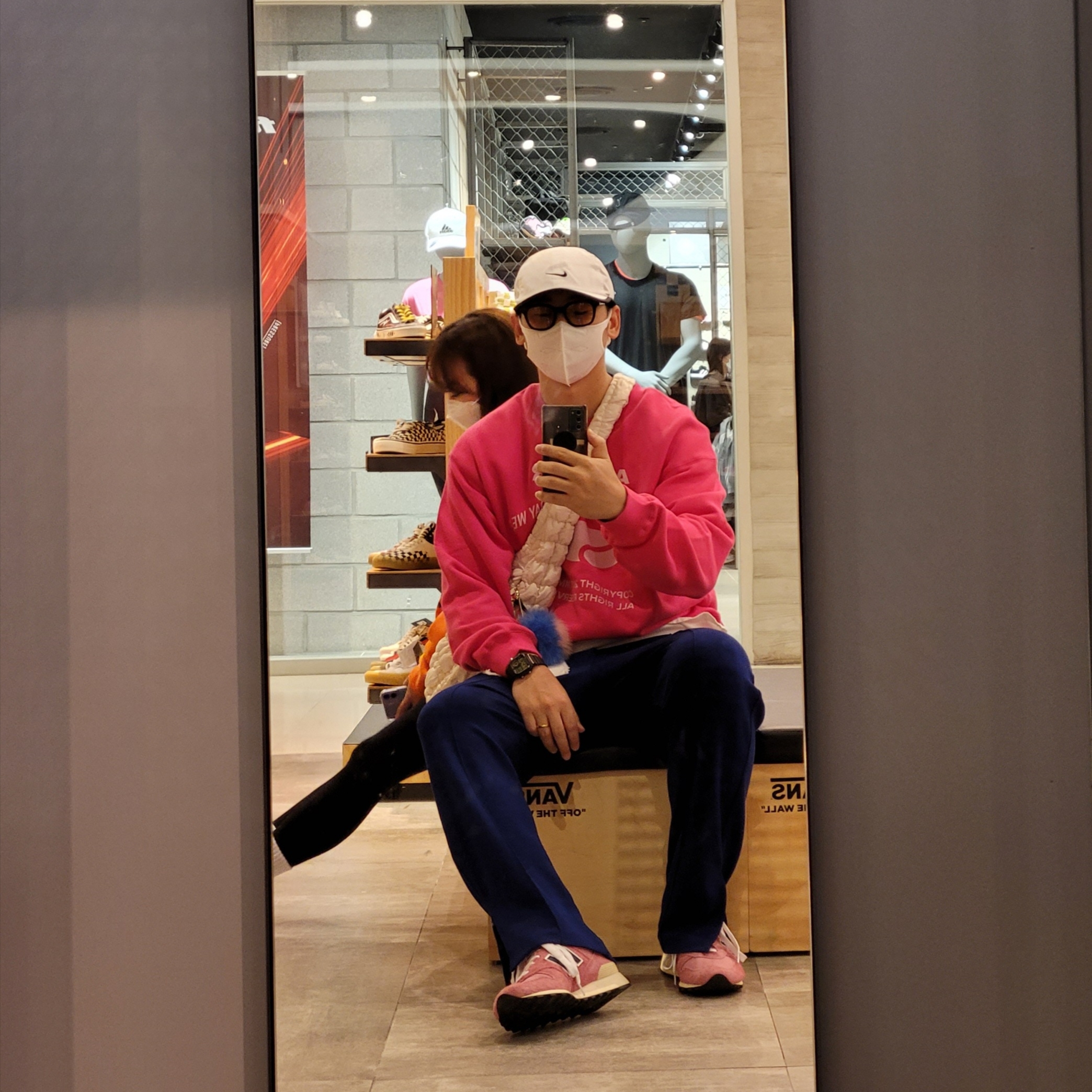 COS Quilted Oversized Shoulder Bag Off White Light Beige, New Balance x Aime Leon Dore 1300 Dusty Pink 착용 스타일