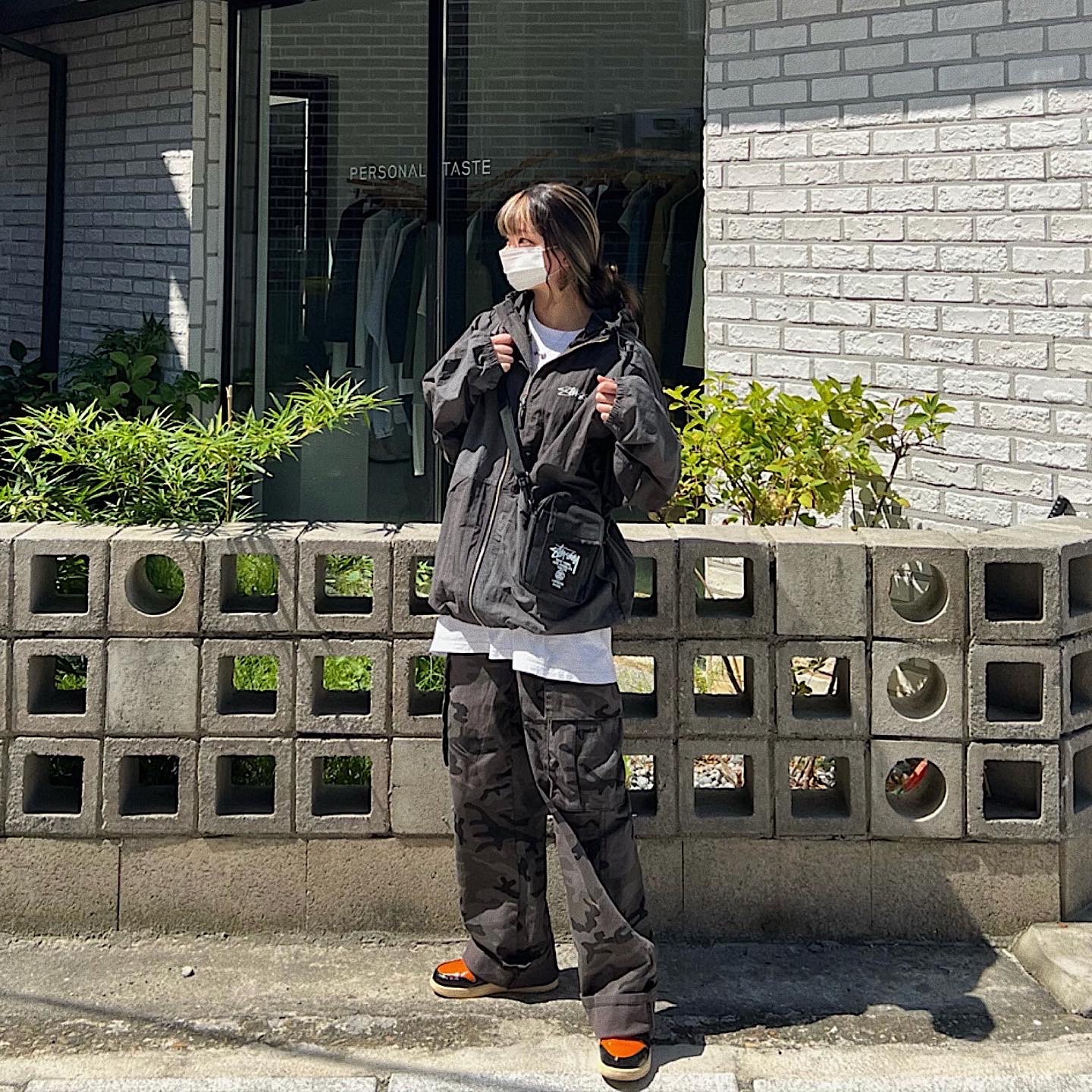 Stussy Wave Dye Beach Shell Jacket Black, Jordan 1 Retro High Shattered Backboard 3.0 착용 스타일 - 3
