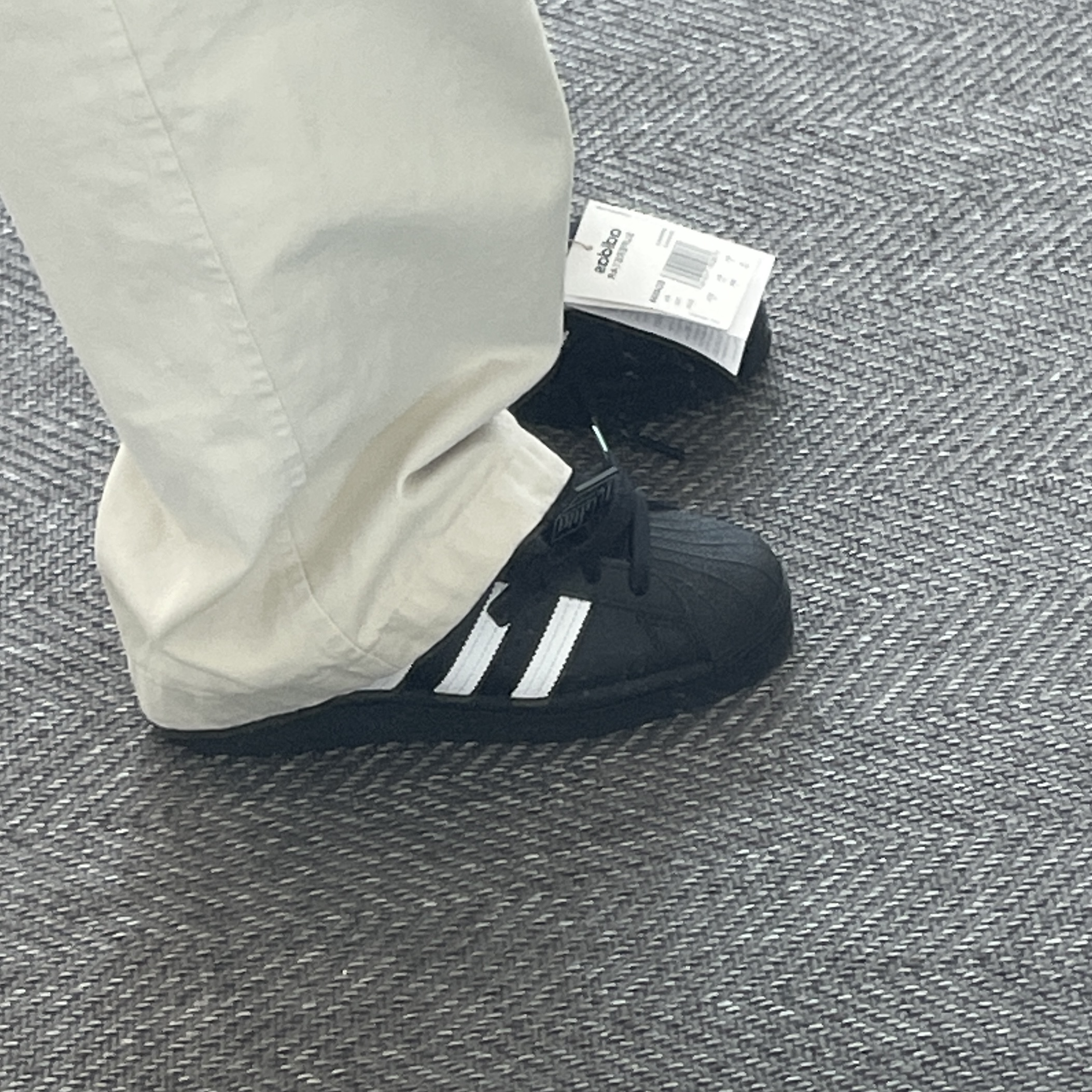 Adidas Superstar Core Black White 착용 스타일 - 2