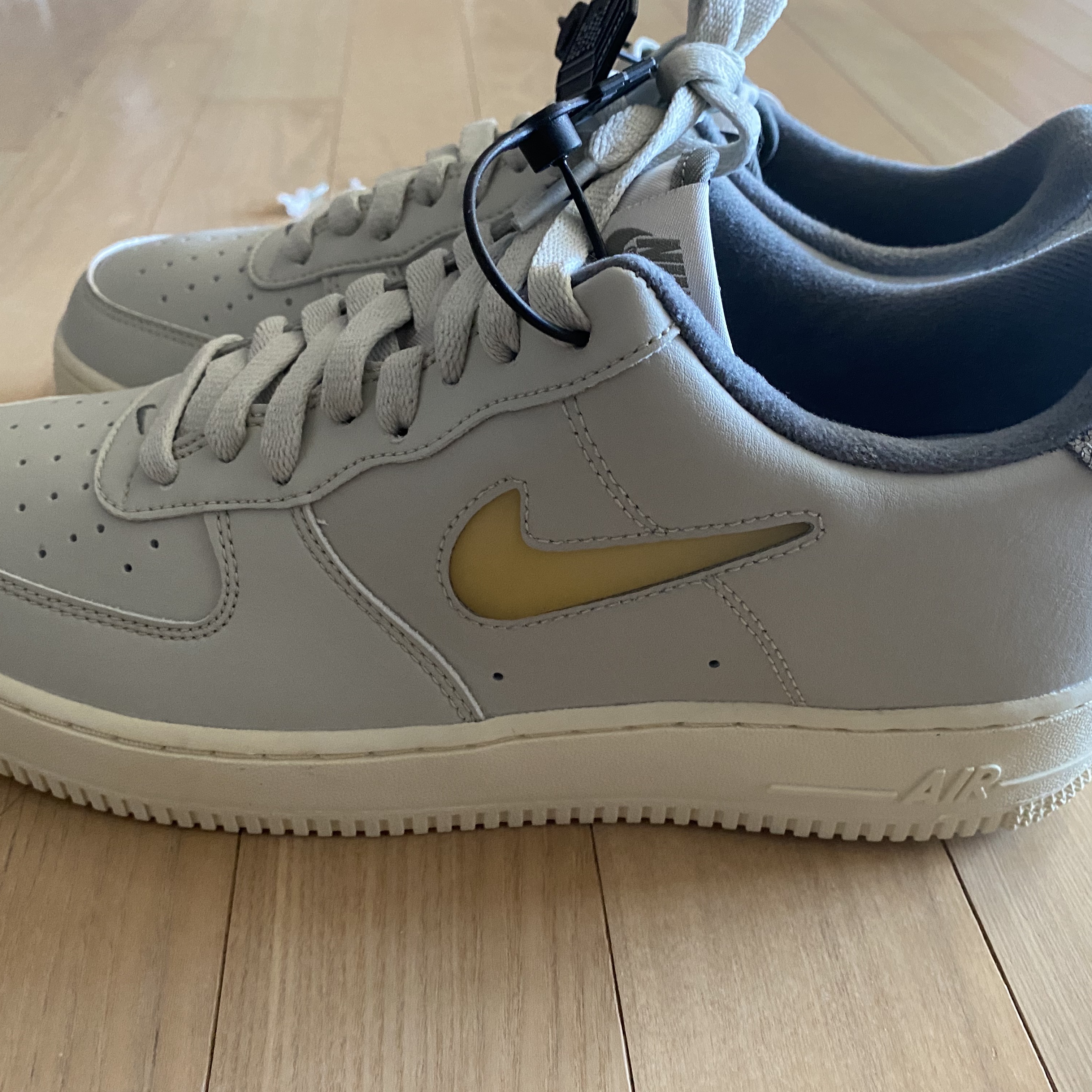 Nike Air Force 1 '07 LX Light Bone and Coconut Milk 착용 스타일 - 2