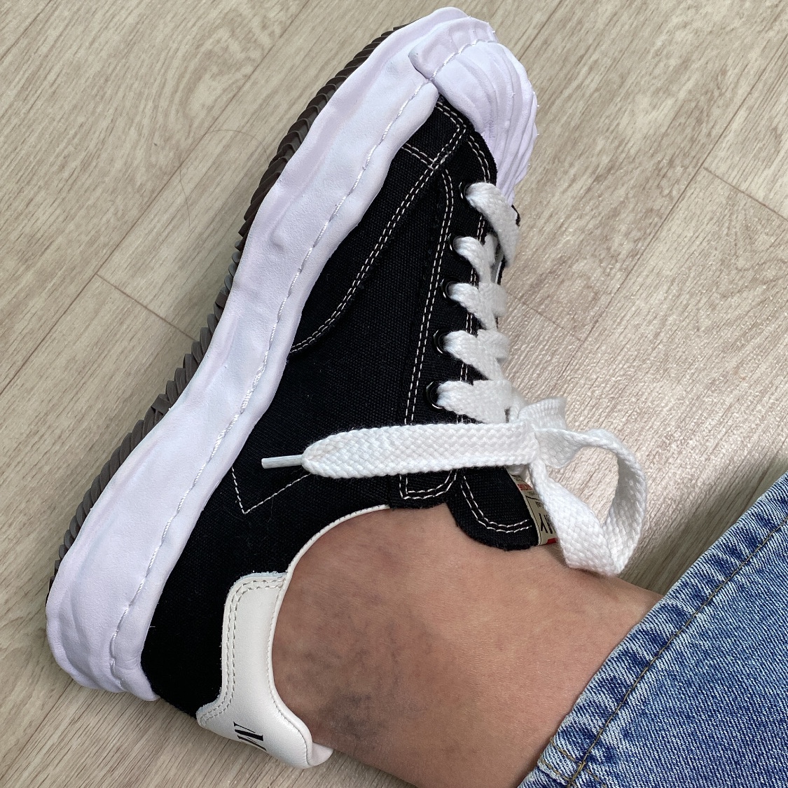 Maison Mihara Yasuhiro Blakey OG Sole Canvas Low-top Sneakers Black White 착용 스타일 - 1