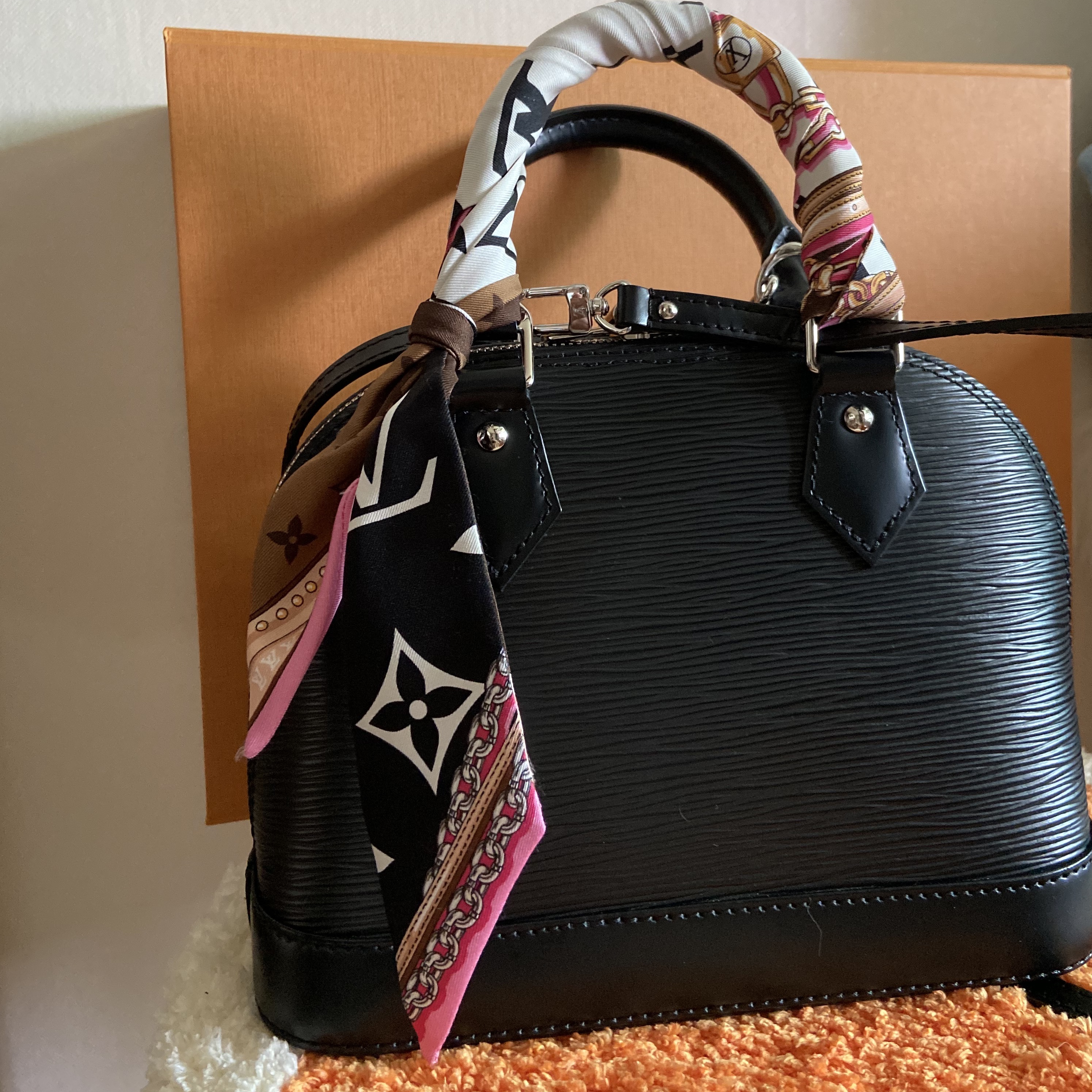 Louis Vuitton Alma BB Epi Black, (W) Louis Vuitton Let's Go BB Bandeau Black 착용 스타일 - 2