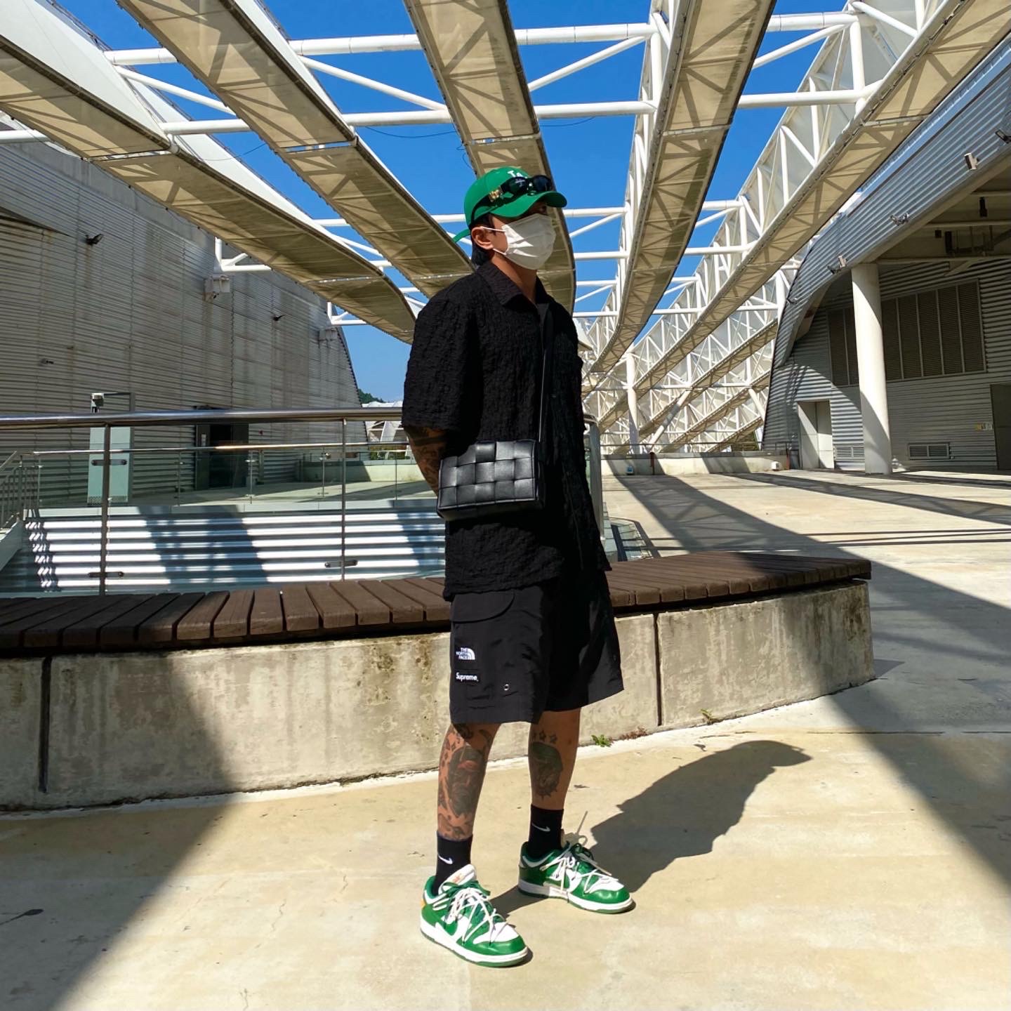 Bottega Veneta Lambskin Leather Cassette Black, Nike x Off-White Dunk Low Pine Green 착용 스타일 - 2
