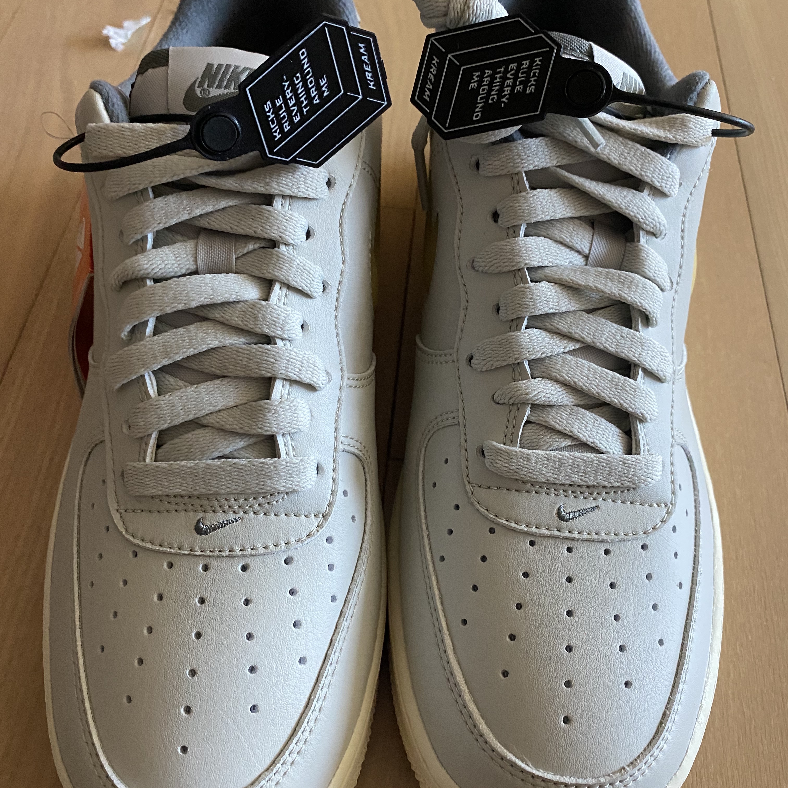 Nike Air Force 1 '07 LX Light Bone and Coconut Milk 착용 스타일 - 1