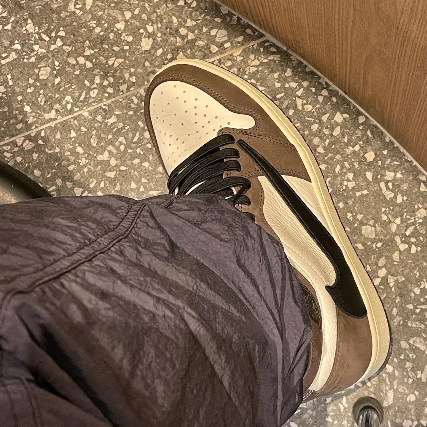 Jordan 1 x Travis Scott Retro High OG SP Mocha 착용 스타일 - 1
